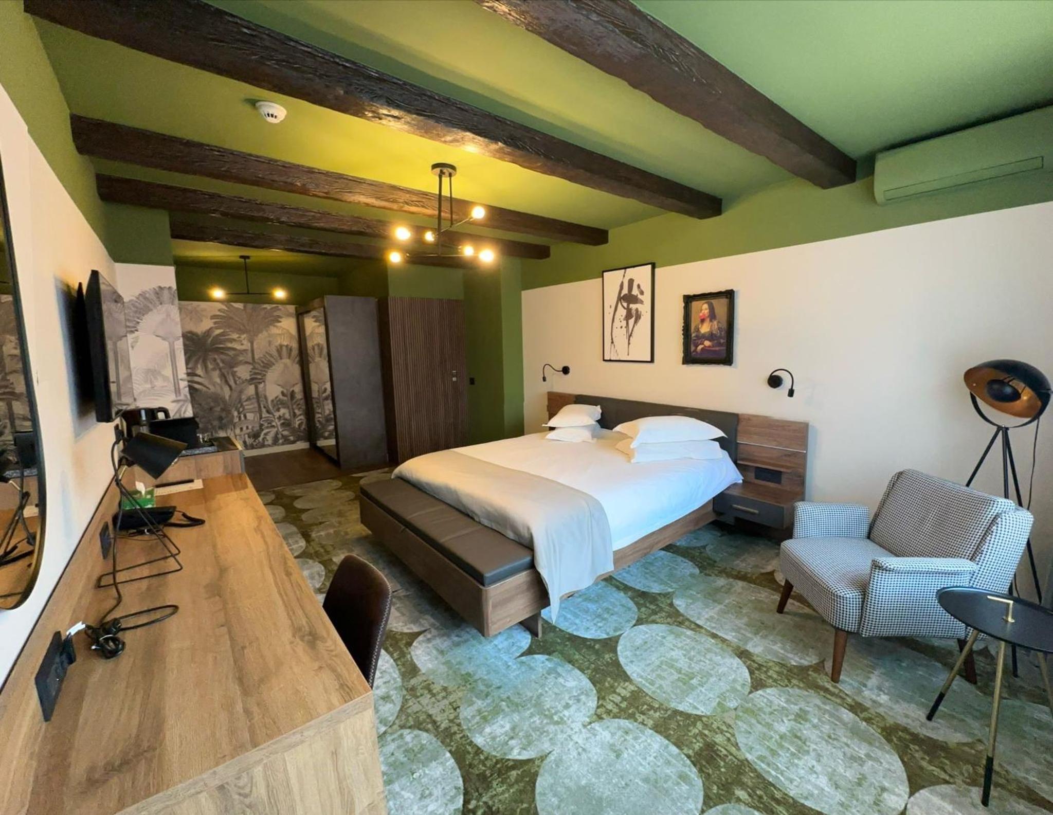 Superior Suite - Photo 6