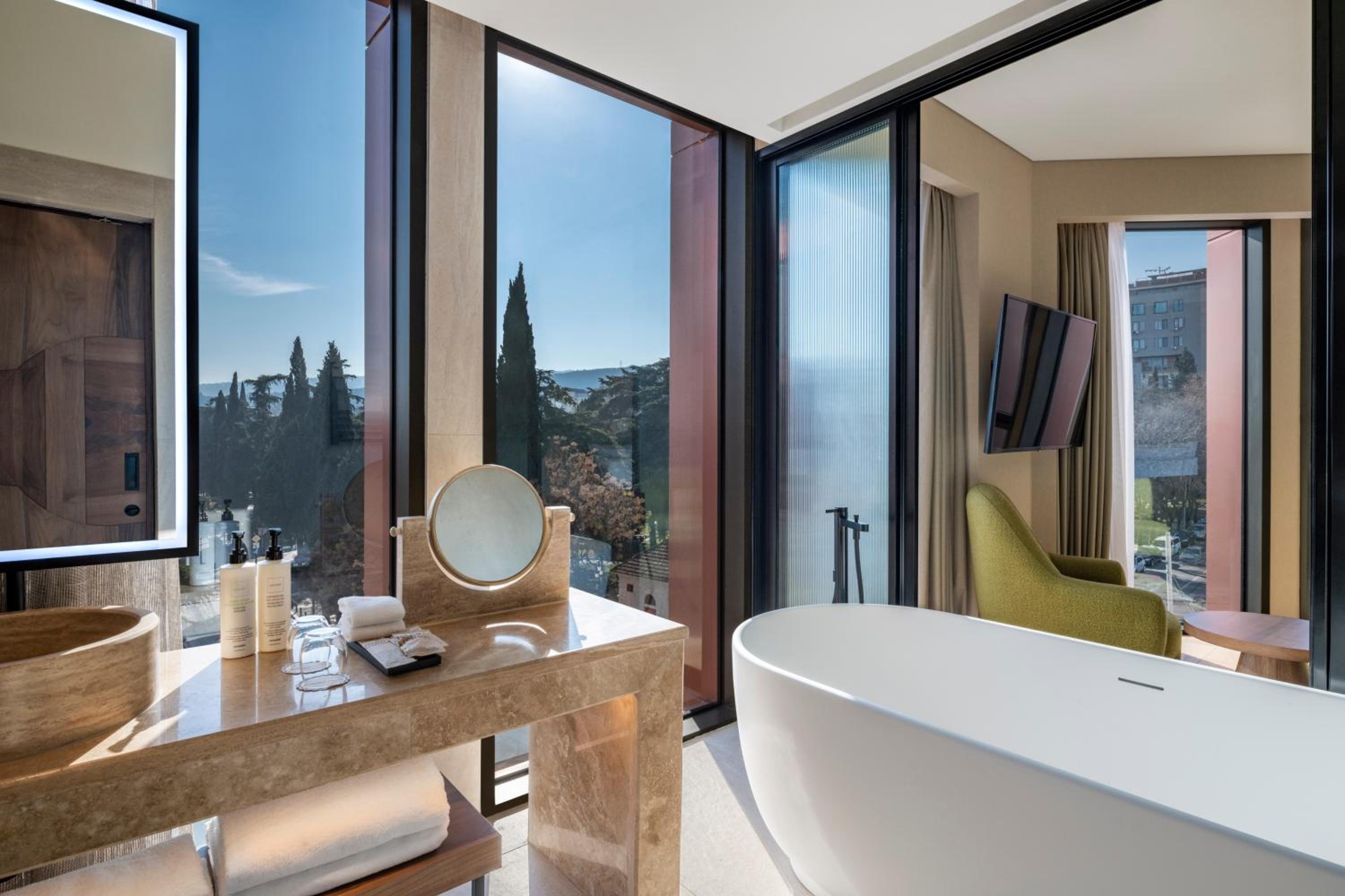 Swiss Deluxe King Room - Photo 10