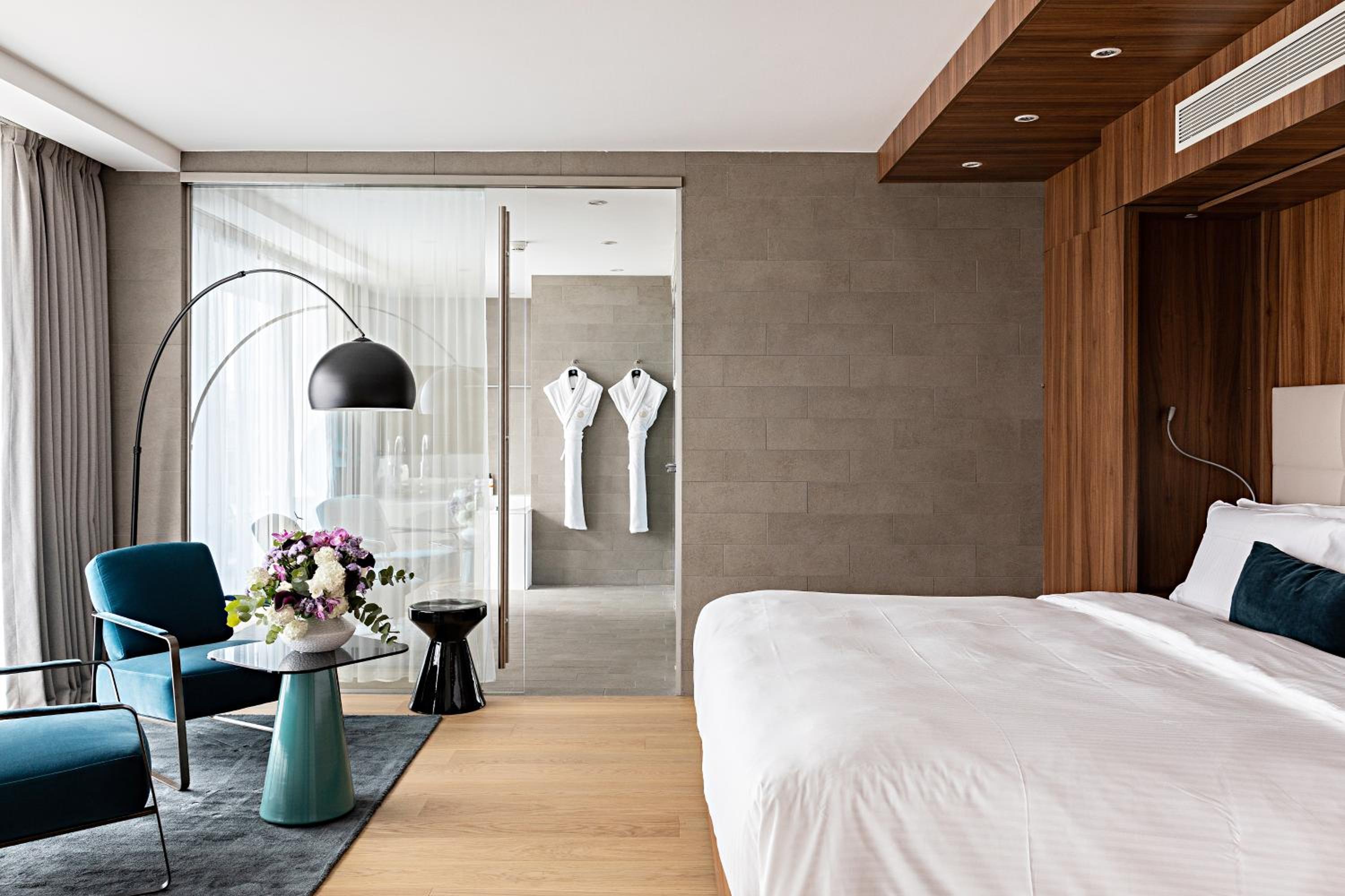 PENTHOUSE EIFFEL with One King Bed and View - Top floor thumbnail 6