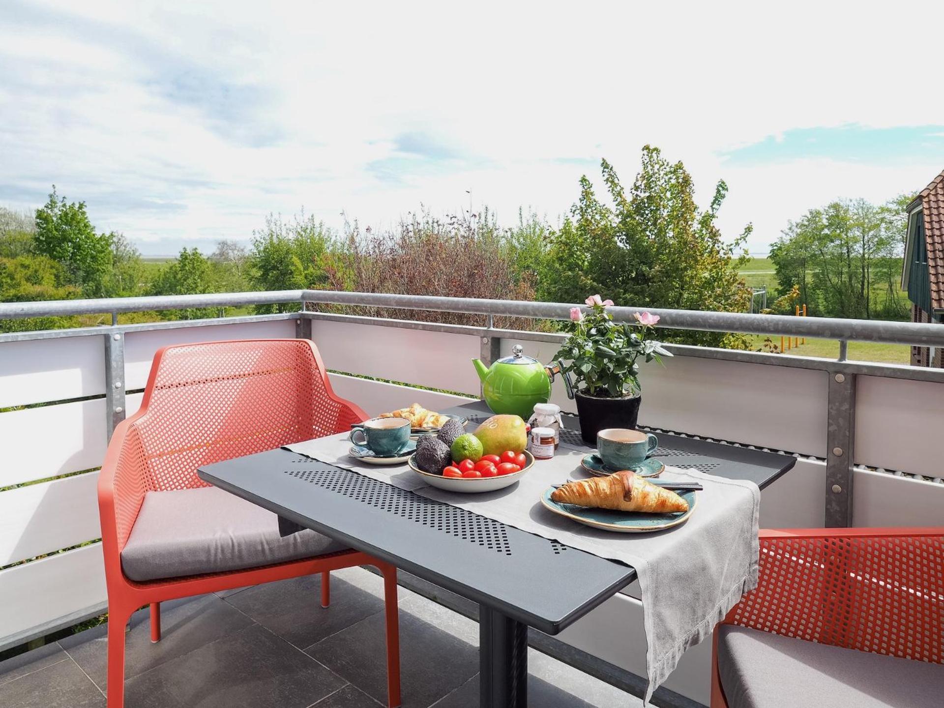 Apartment with Balcony photo 2