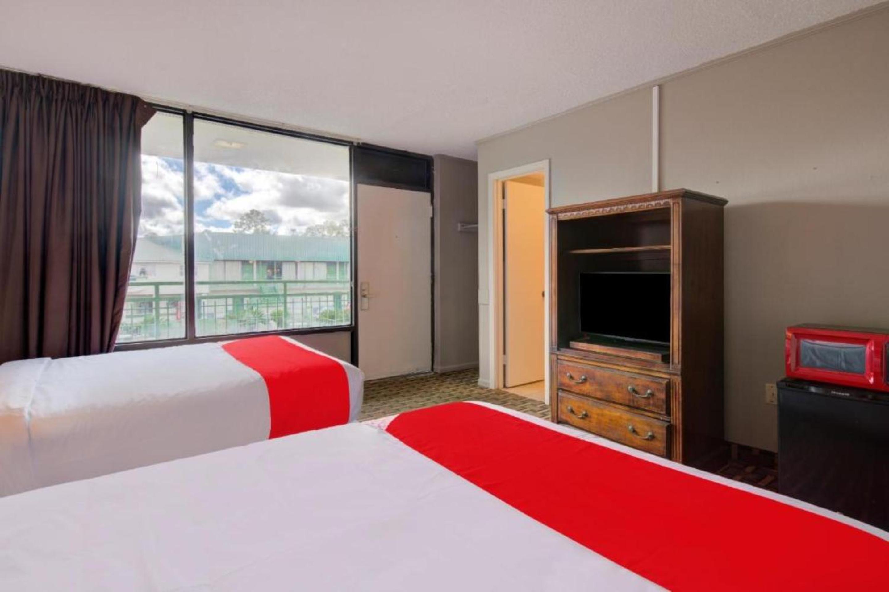 2 Queen Beds - Photo 2