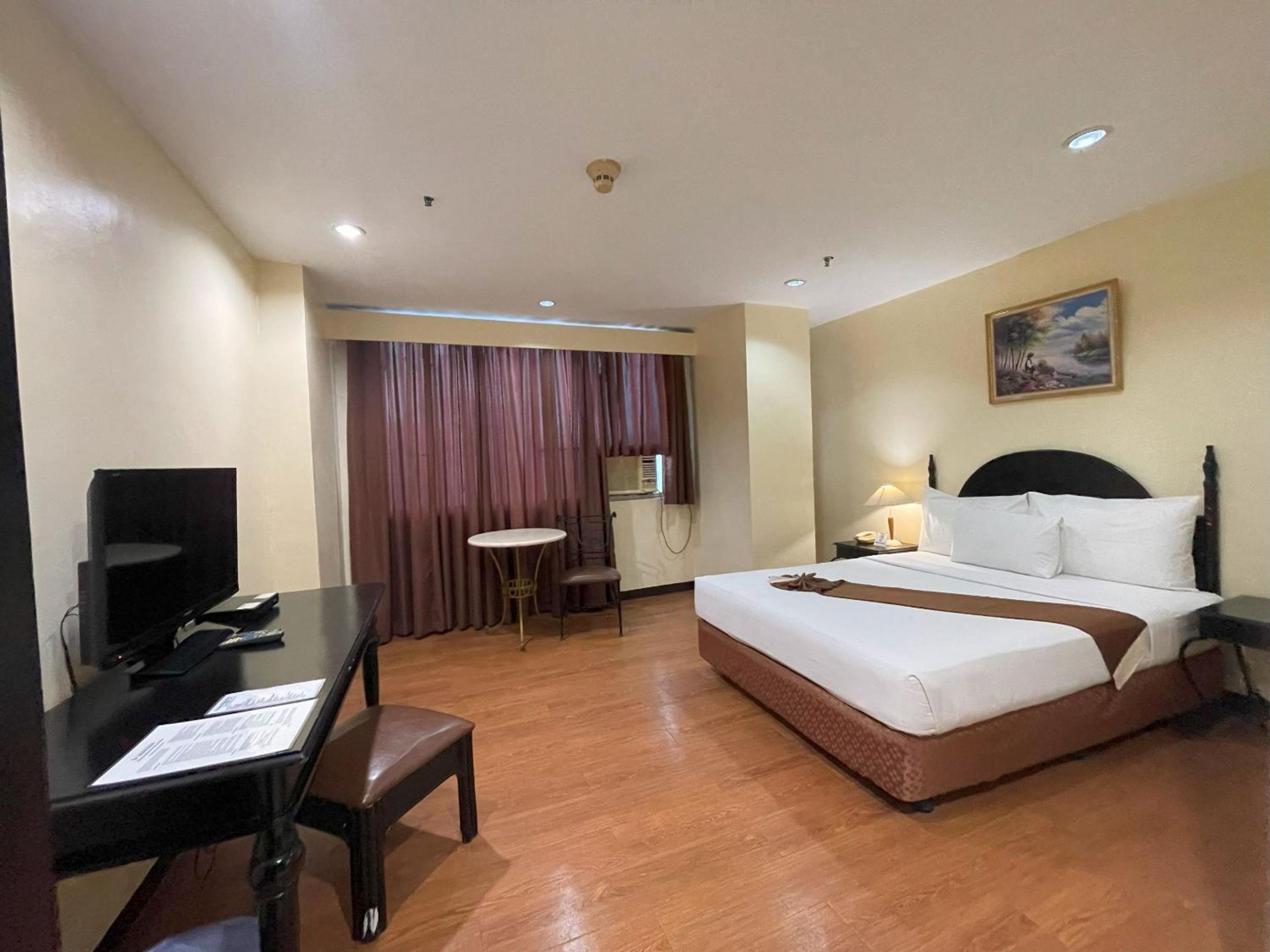 Deluxe Queen Room - Photo 9