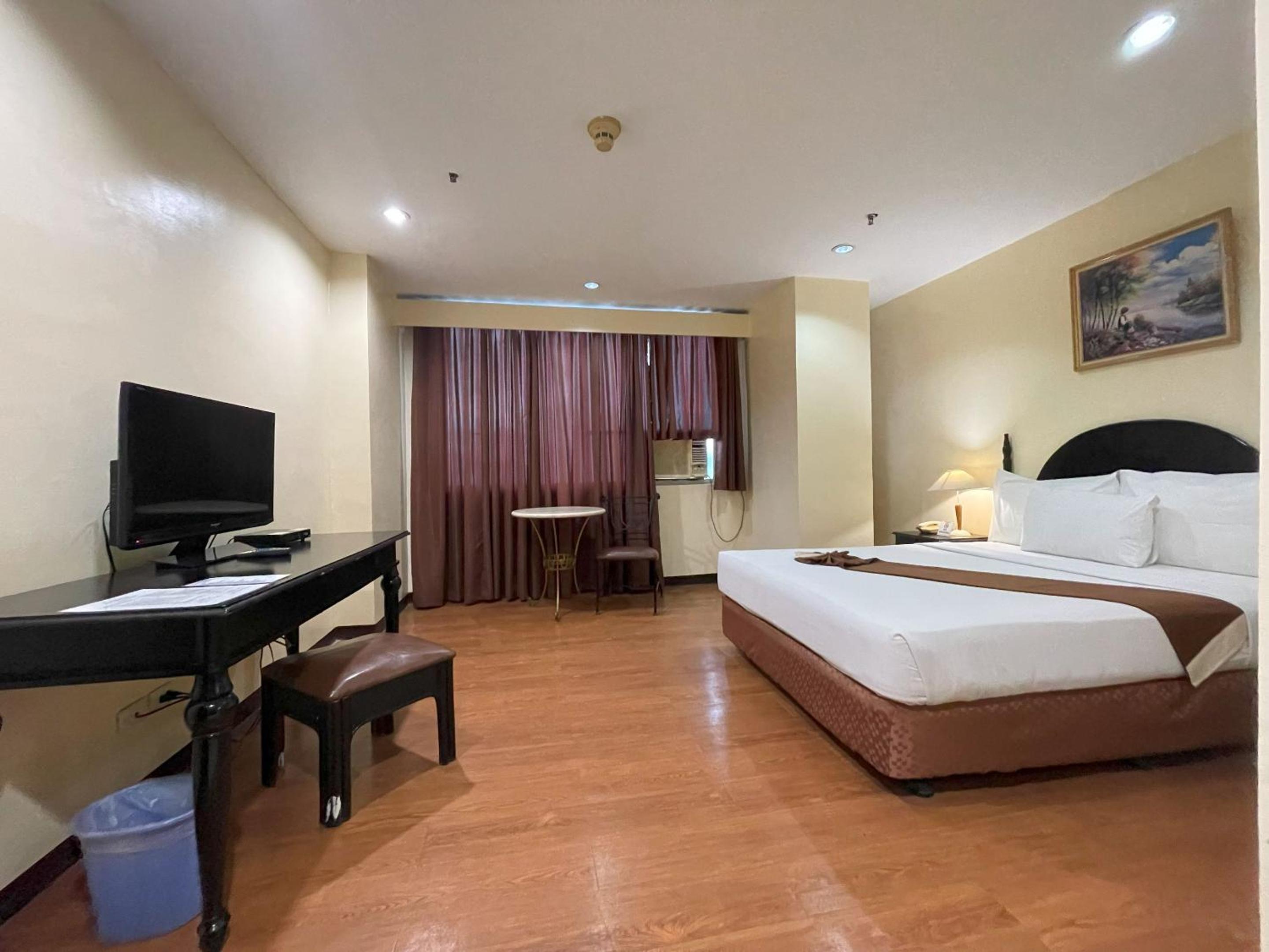 Deluxe Queen Room - Photo 8