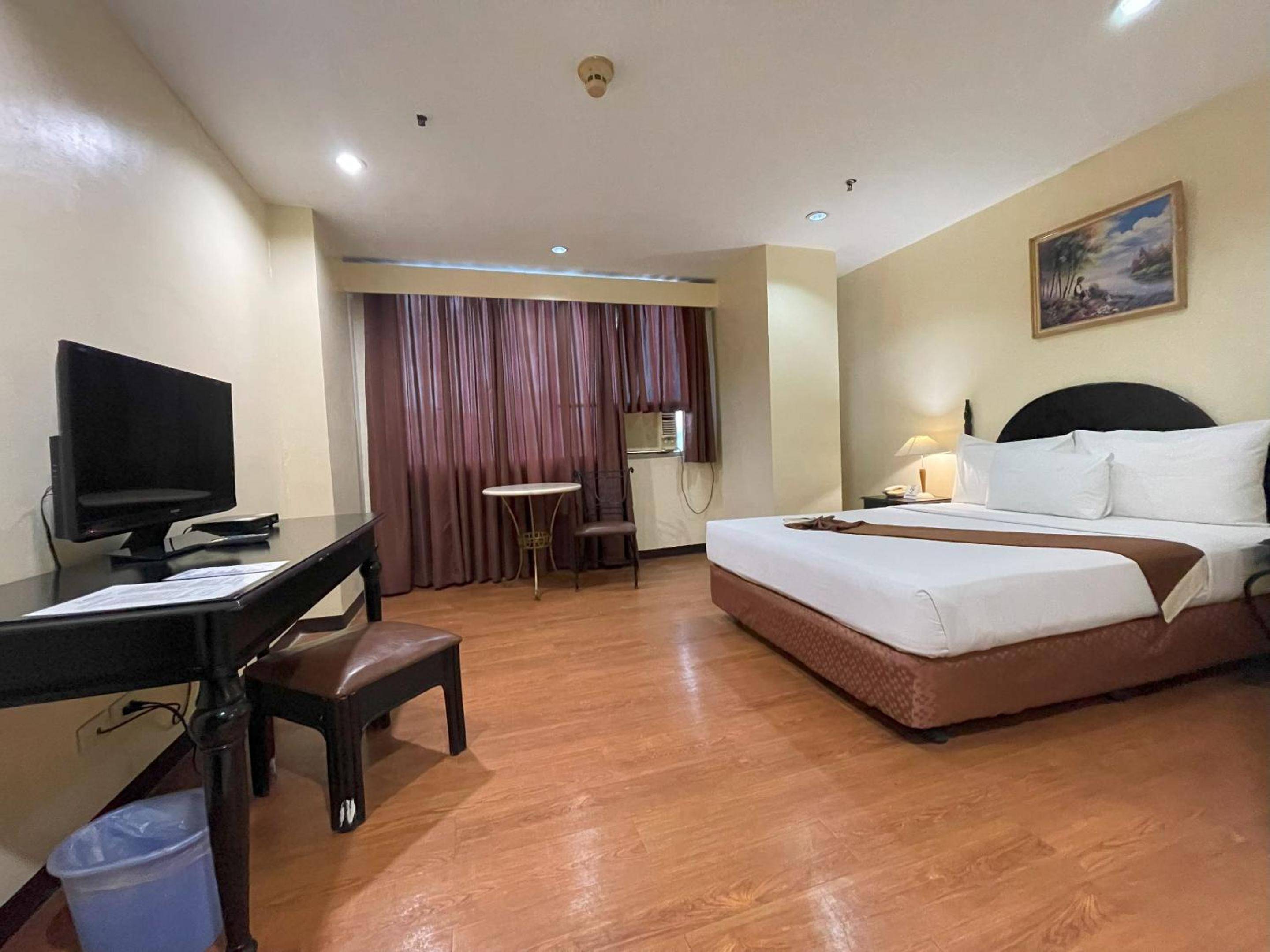 Deluxe Queen Room - Photo 7