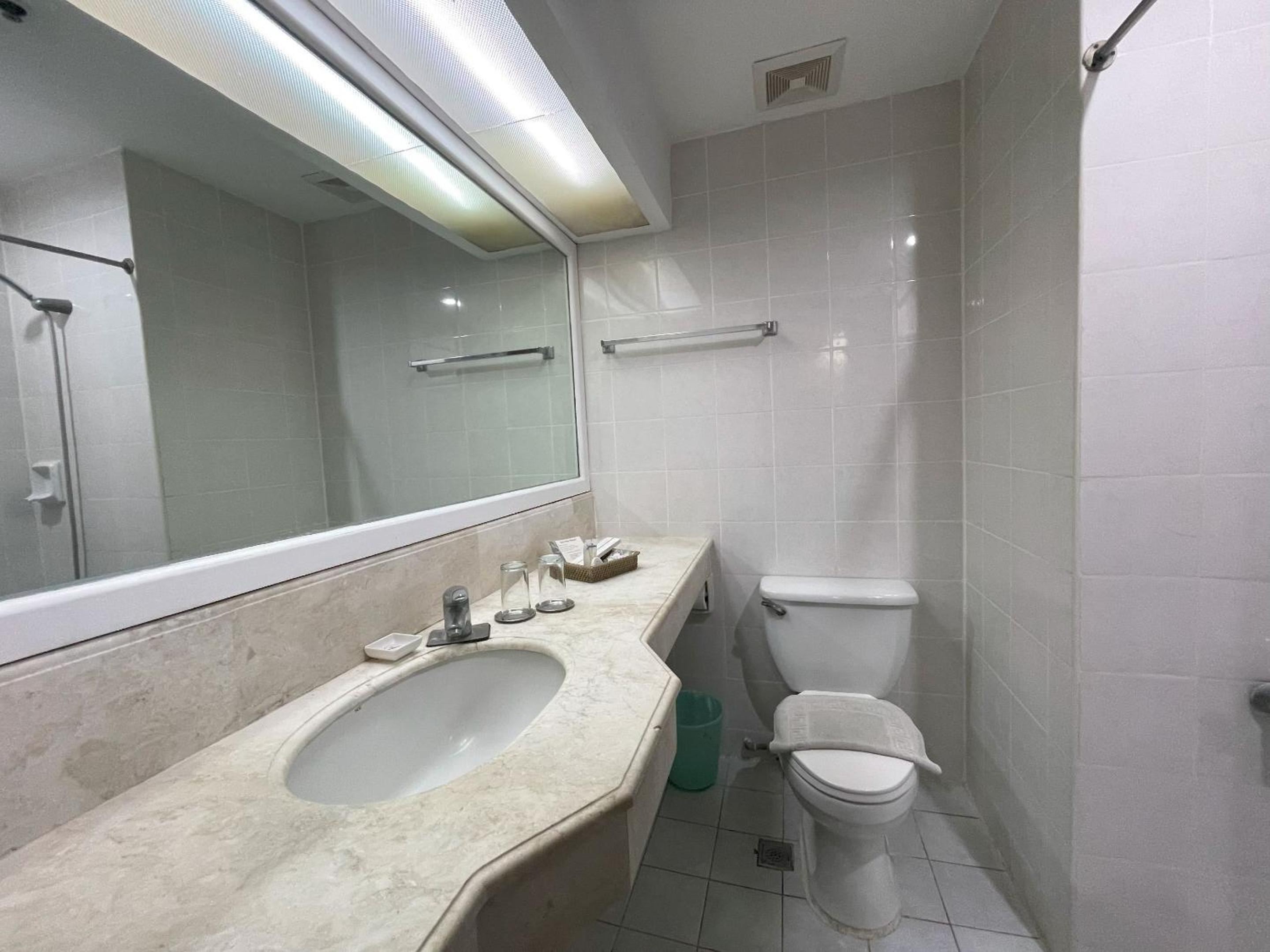 Deluxe Queen Room - Photo 6