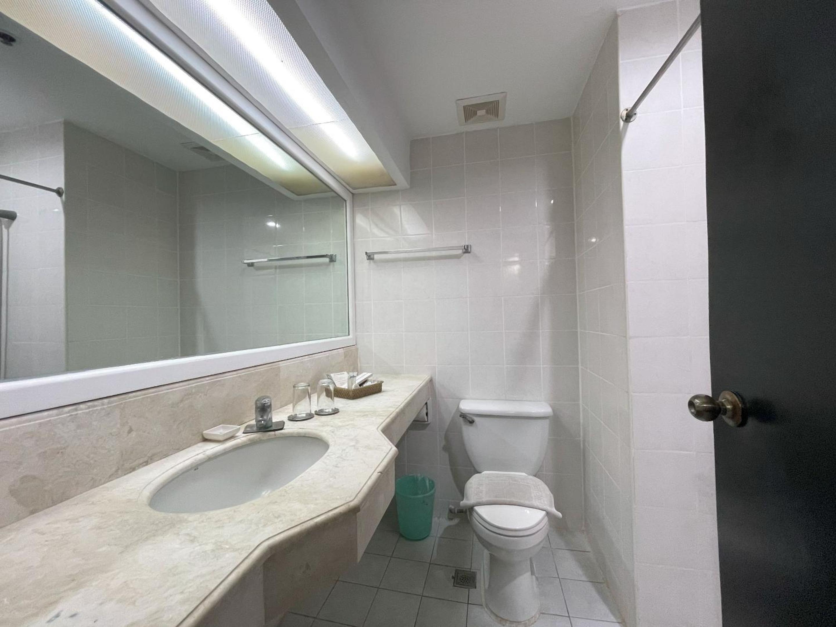 Deluxe Queen Room - Photo 5
