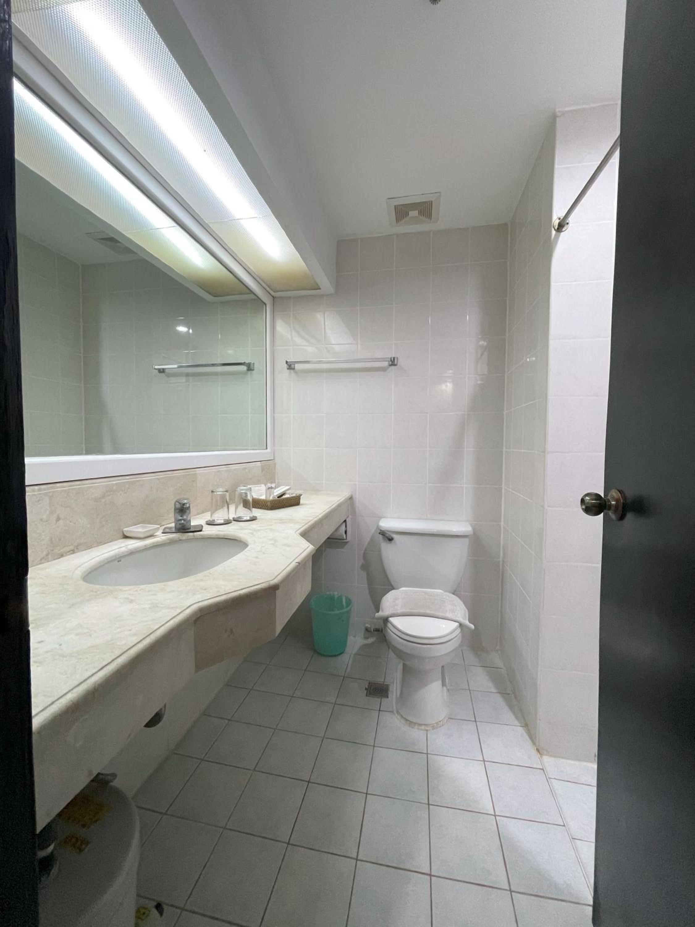 Deluxe Queen Room - Photo 2