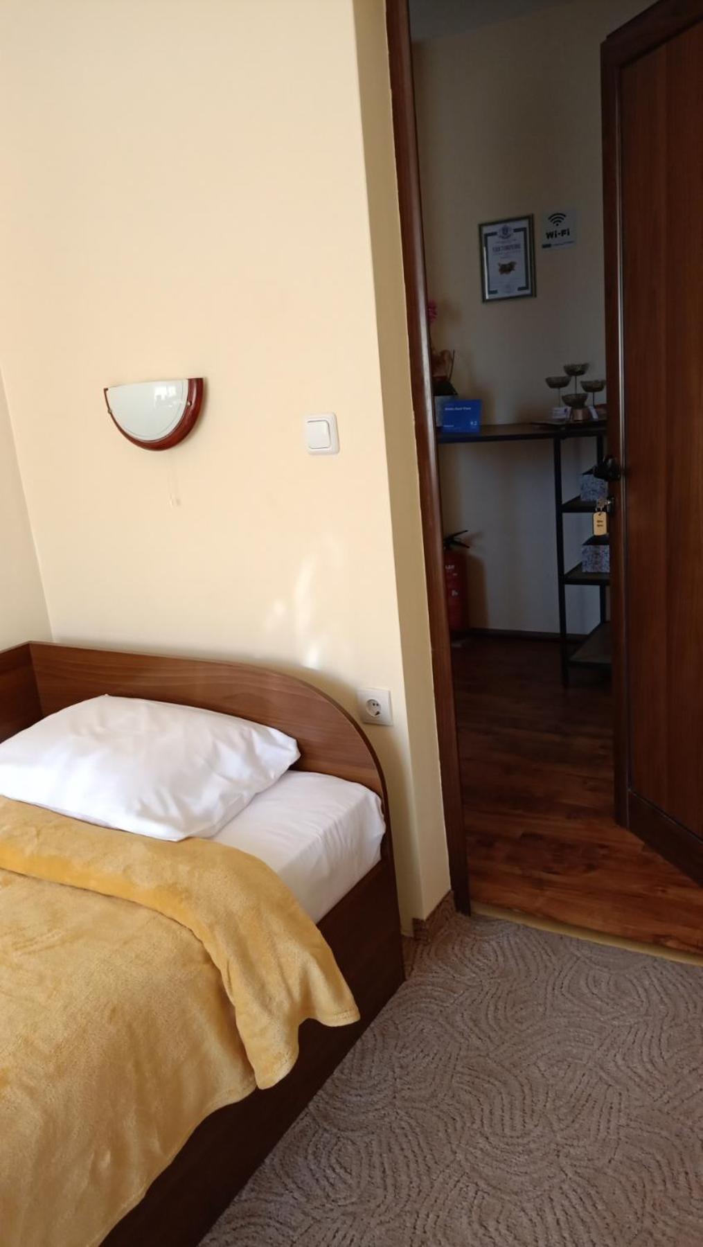 Twin Room with Bathroom photo 3