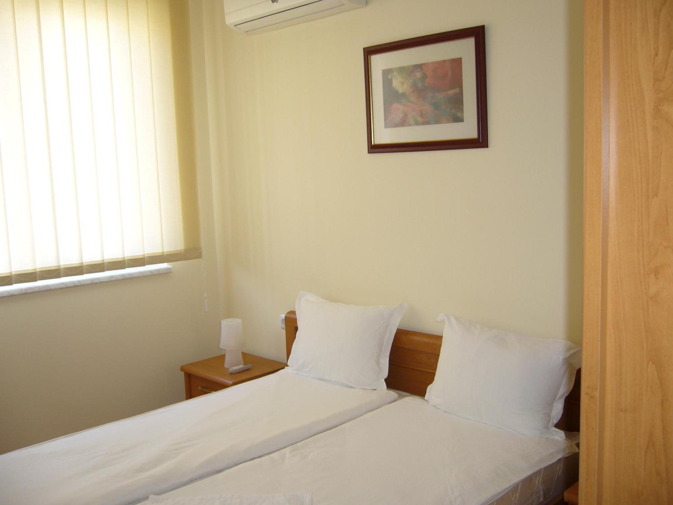 One-Bedroom Apartment with Balcony (2 Adults +2 Children)