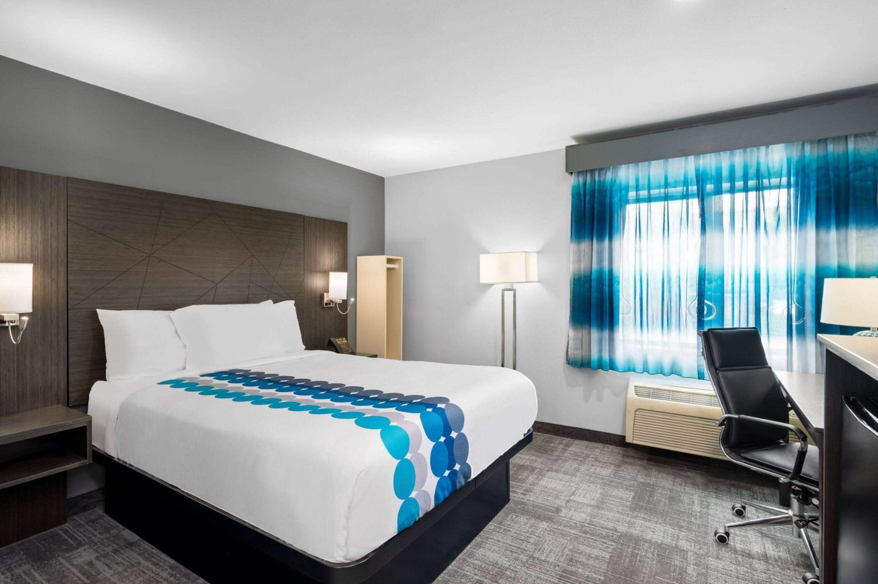 Deluxe Queen Room - Mobility Access/Non-Smoking - Photo 1