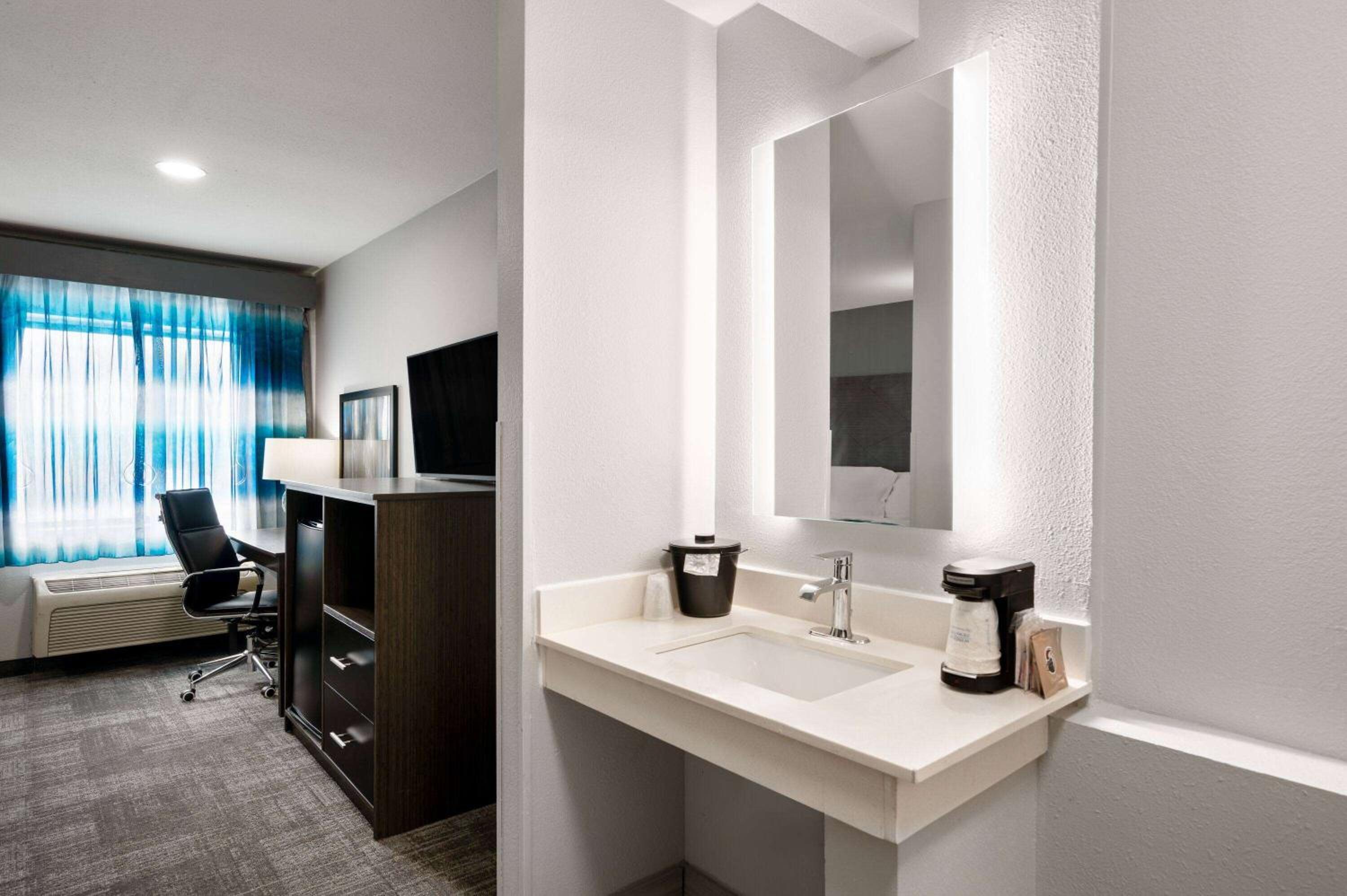 Deluxe Queen Room - Mobility Access/Non-Smoking - Photo 2