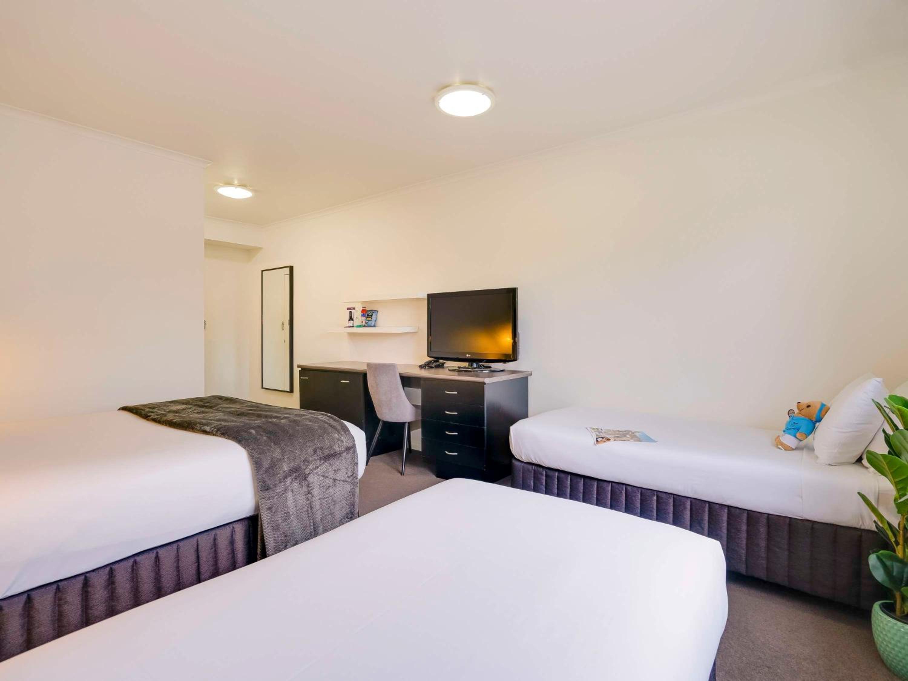 Superior Room with Queen and Twin Beds - Photo 5