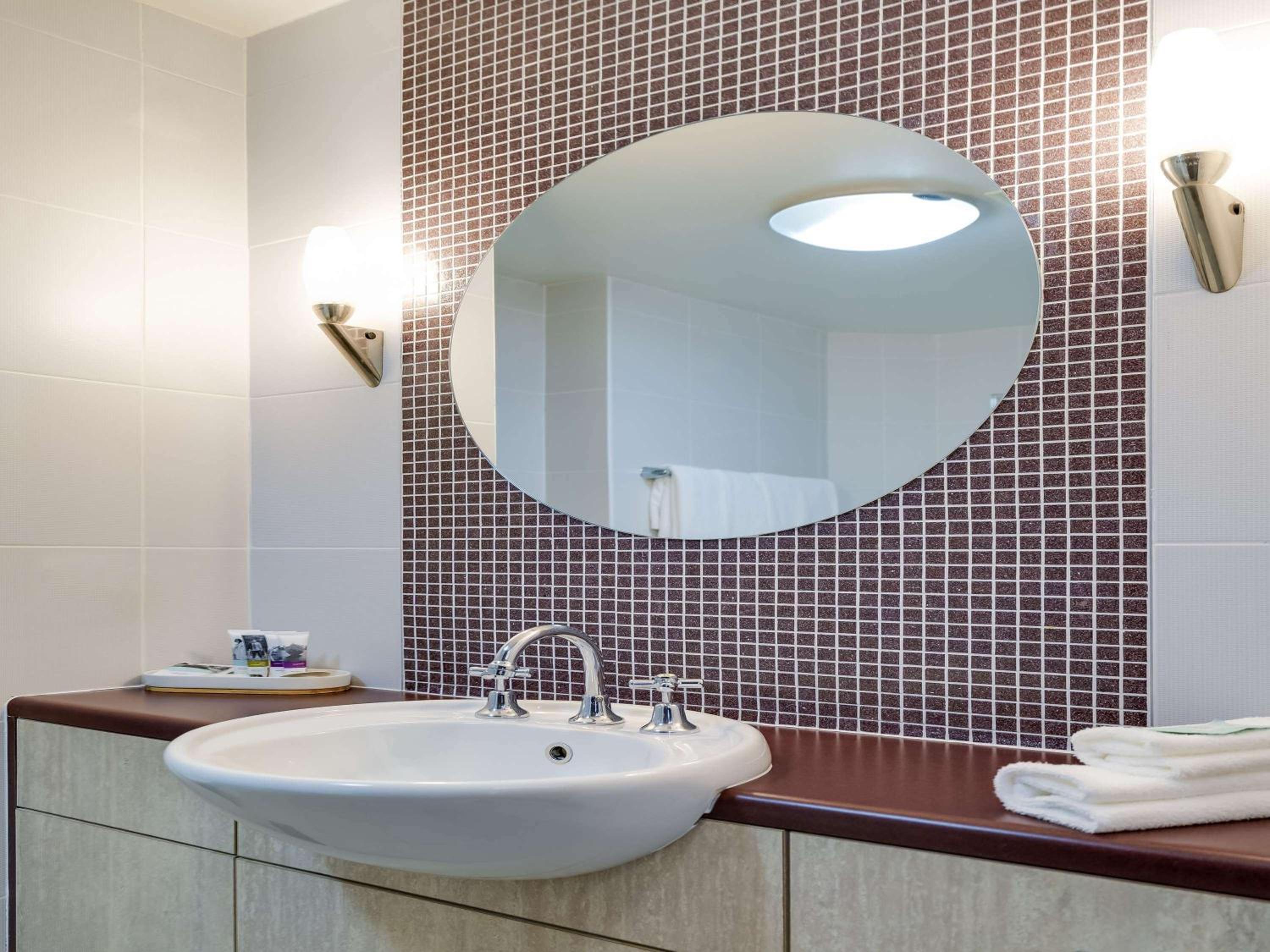 Deluxe King Suite - Photo 11