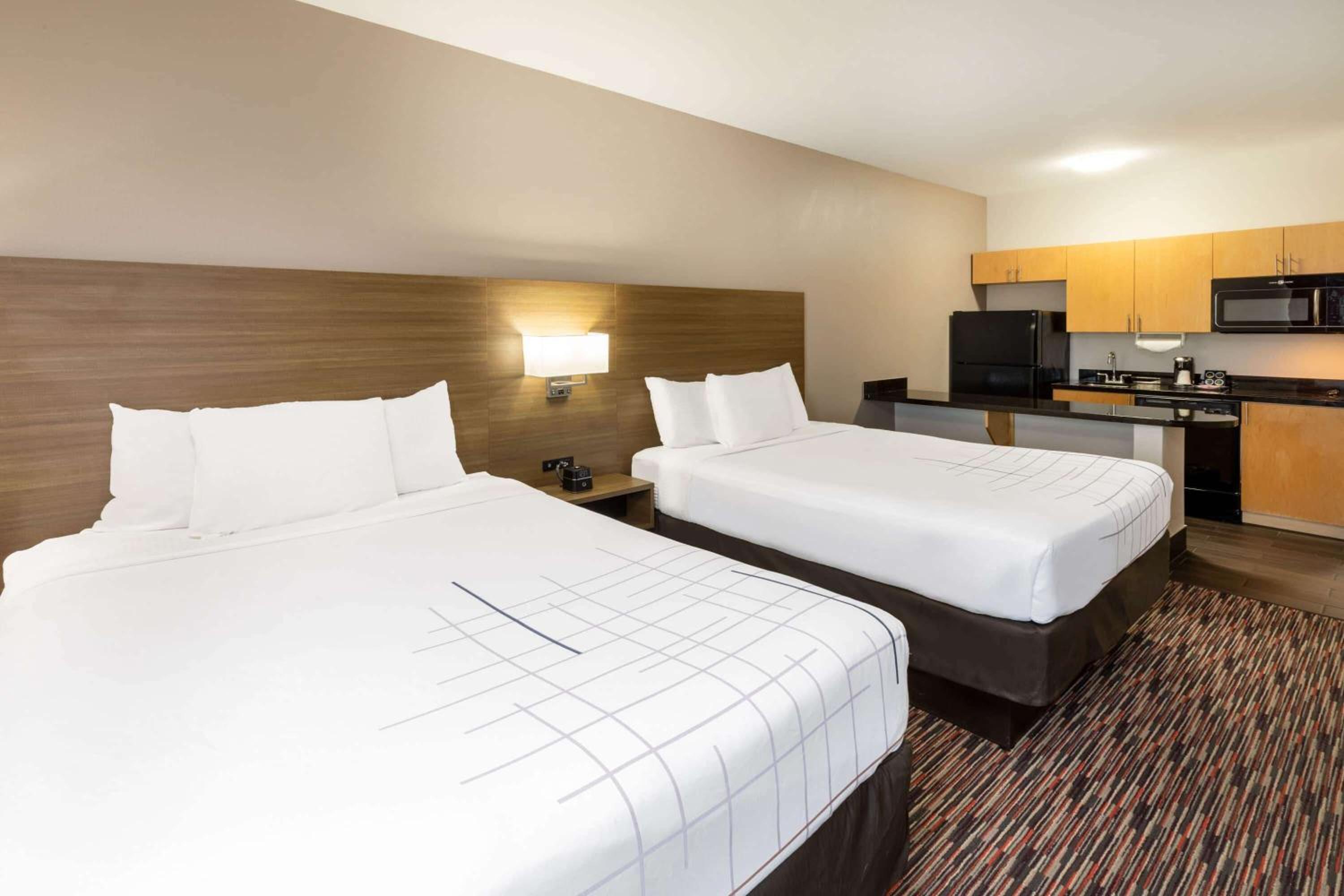 2 Queen Beds, Deluxe, Mobility Accessible Room, Tub w/ Grab Bars, Non-Smoking photo 1