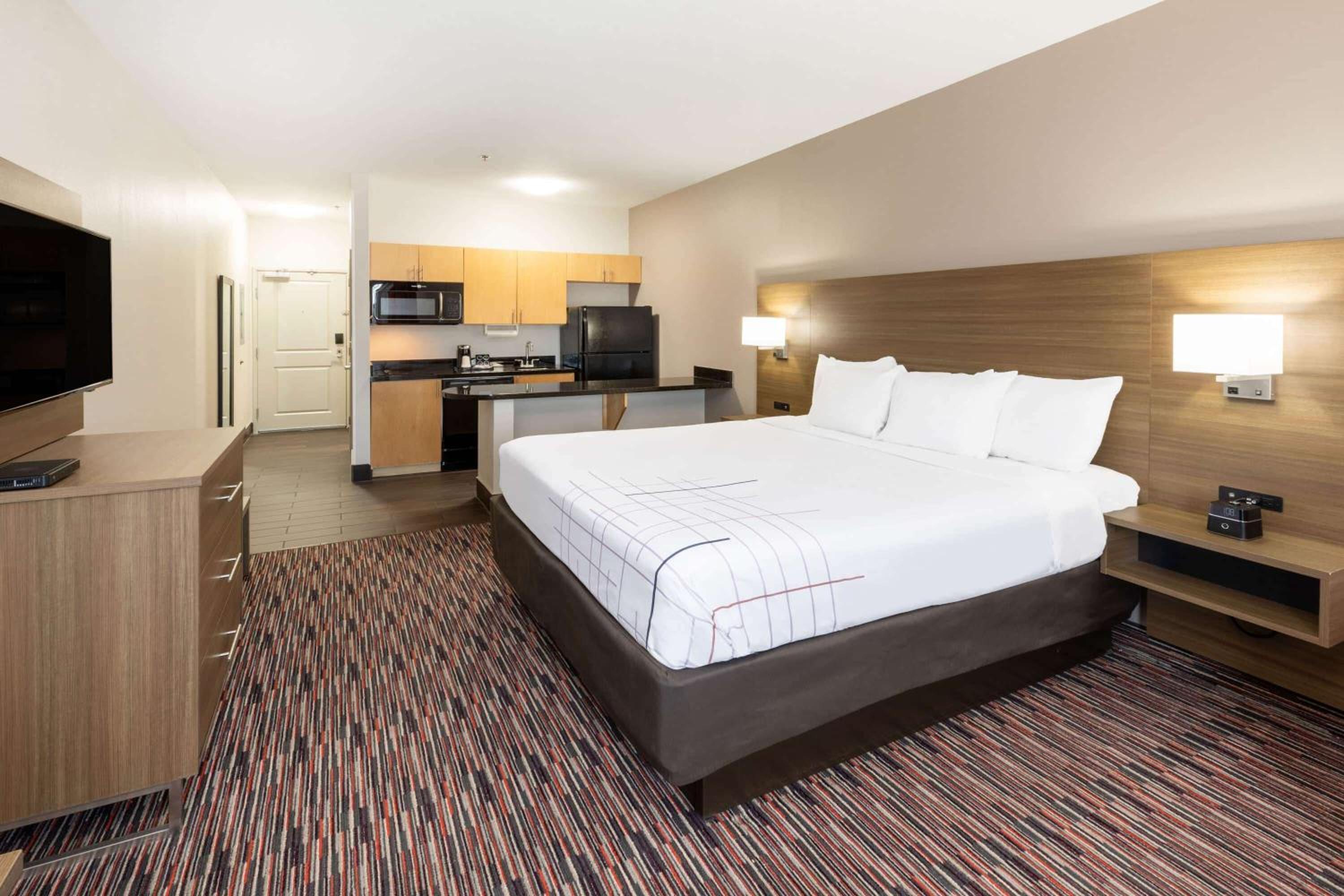 Deluxe King Room with Bath Tub - Mobility Accessible/Non-Smoking photo 1