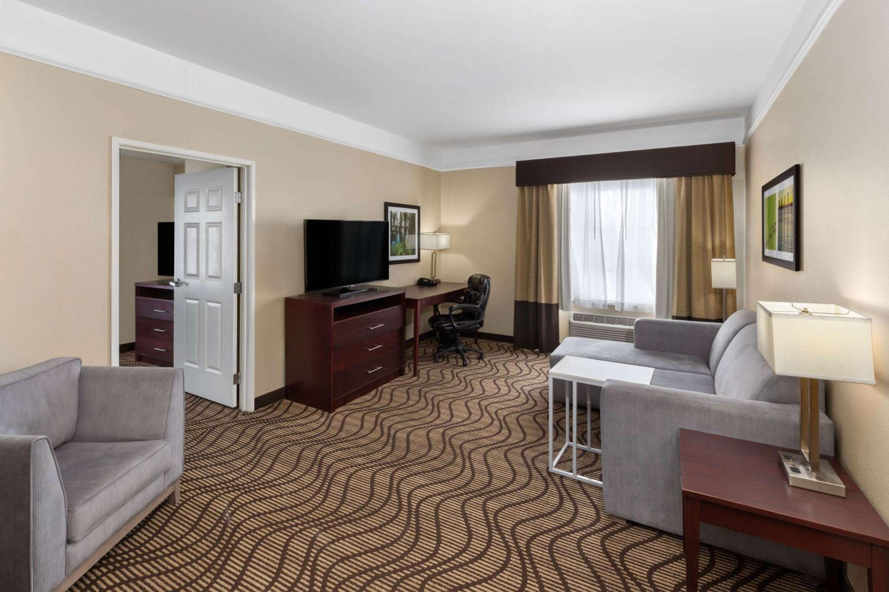King Suite - Non-Smoking - Photo 1
