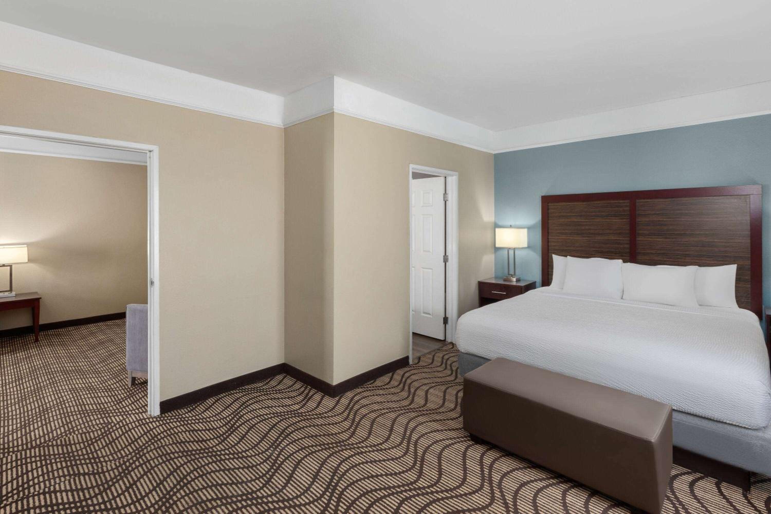 King Suite - Non-Smoking - Photo 5