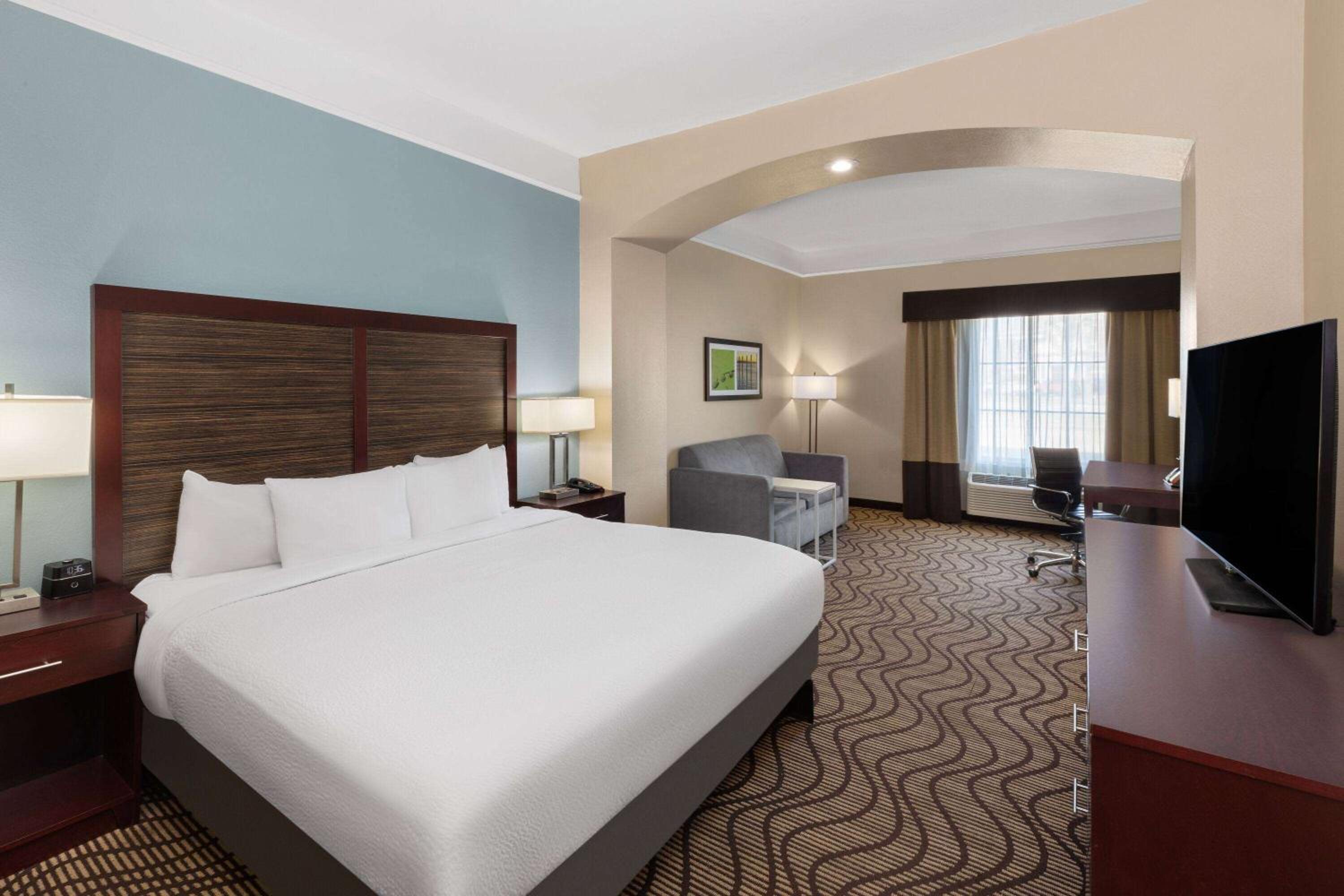 Deluxe King Room - Mobility Accessible with Bathtub with Grab Bars/Non-Smoking - Photo 1