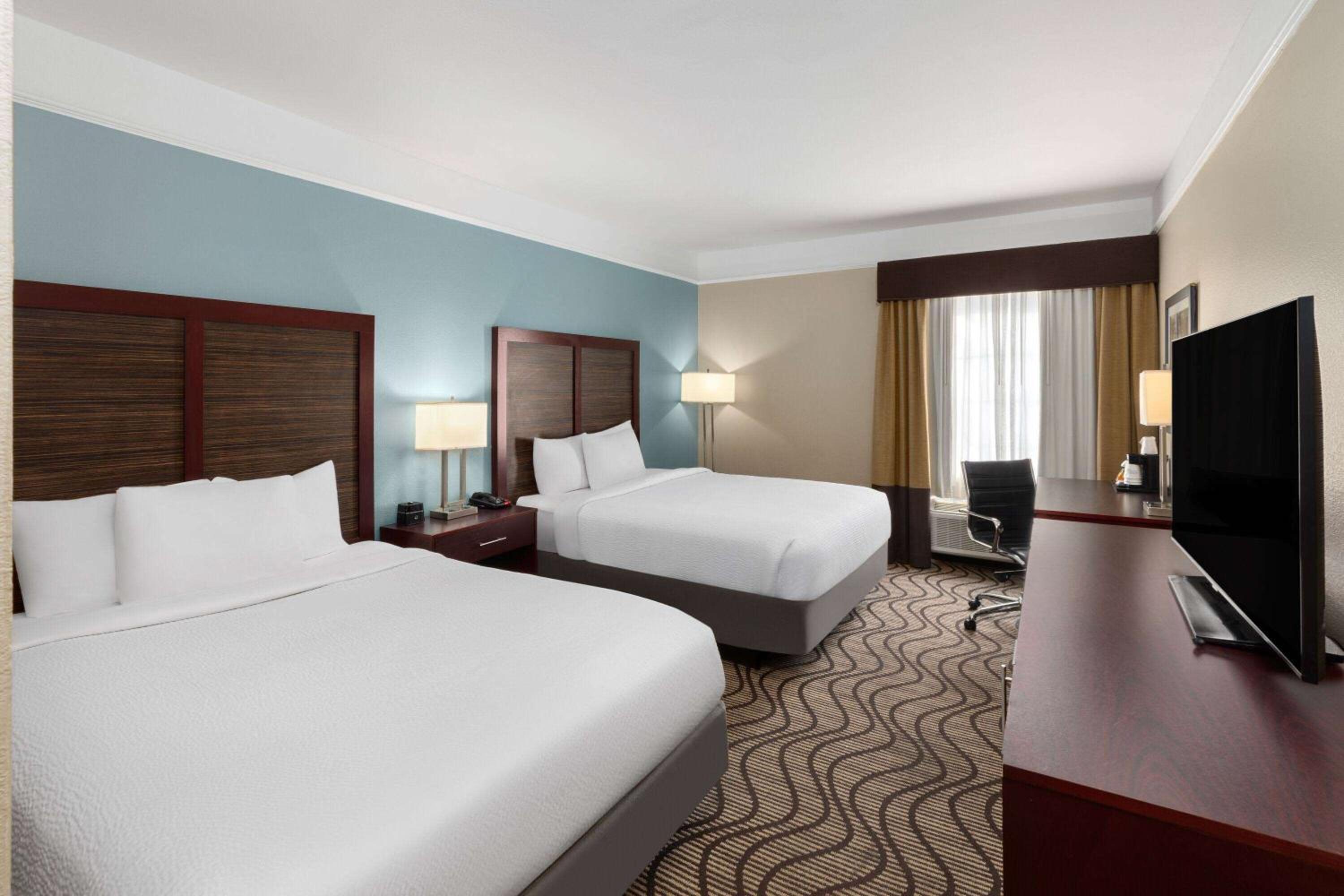 Deluxe Queen Room with Two Queen Beds - Photo 2