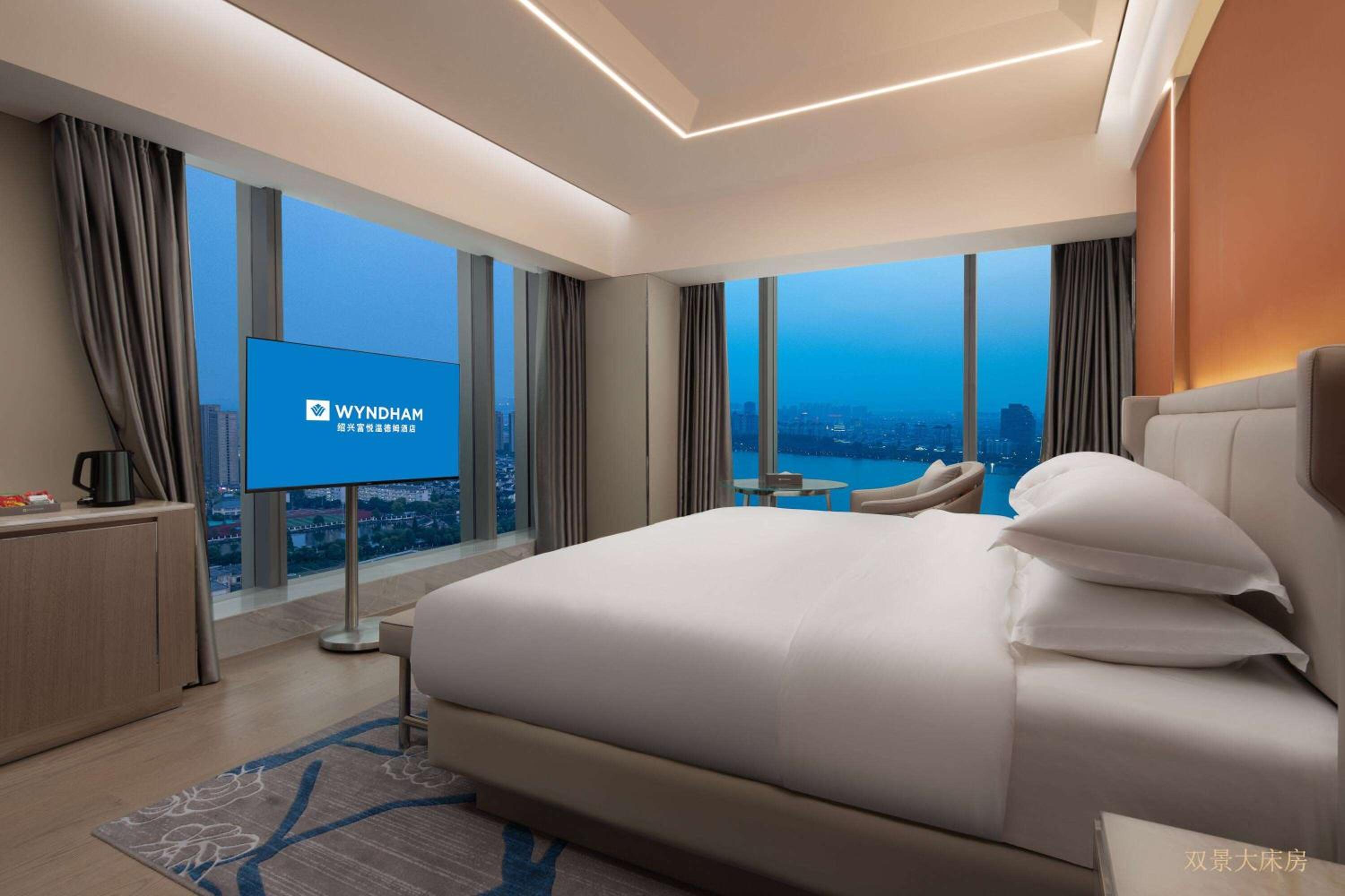 Premier King Room photo 2