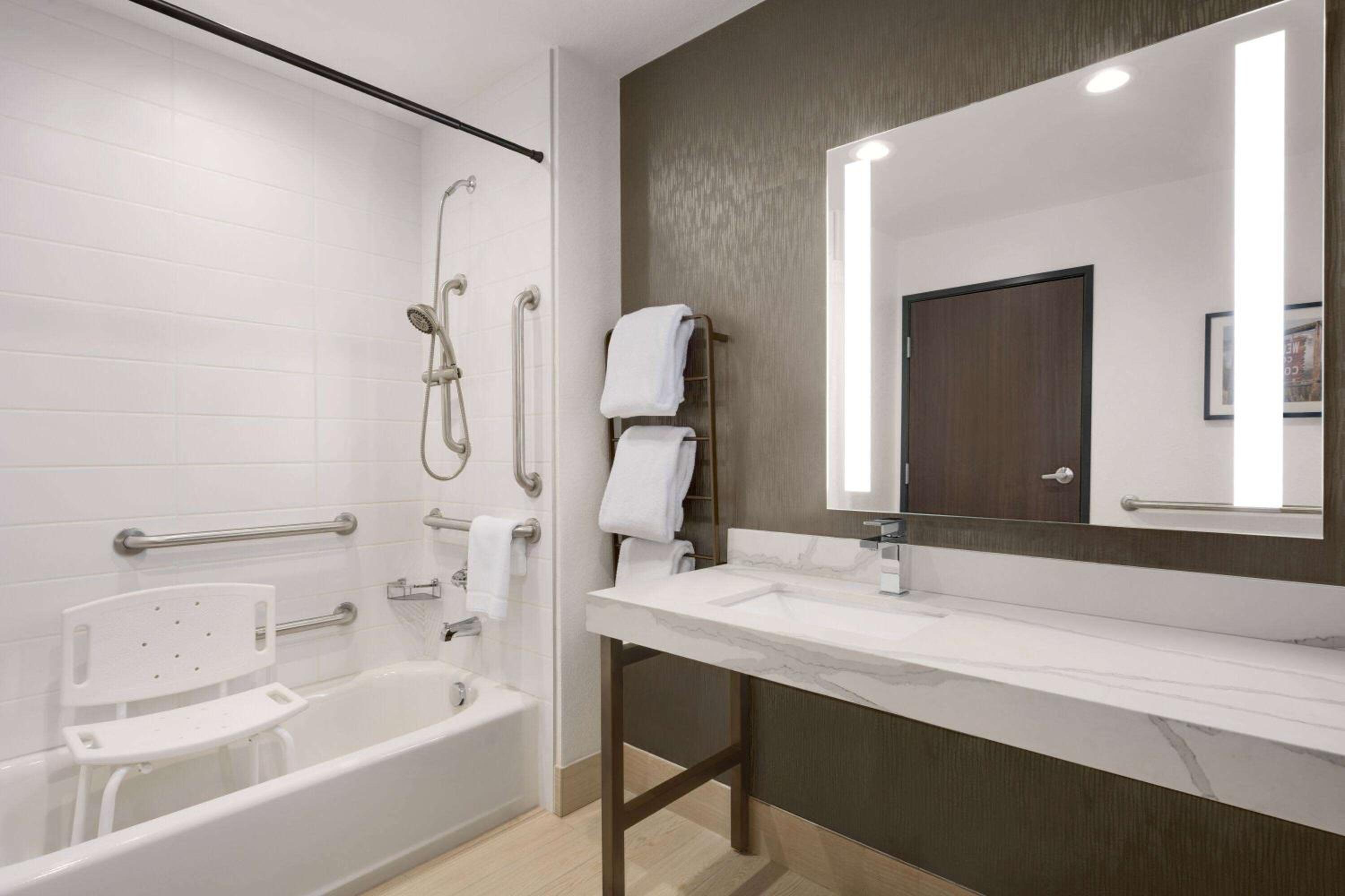 1 King Bed, Deluxe Mobility Accessible Suite, Bathtub w/ Grab Bars, Non-Smoking - Photo 10