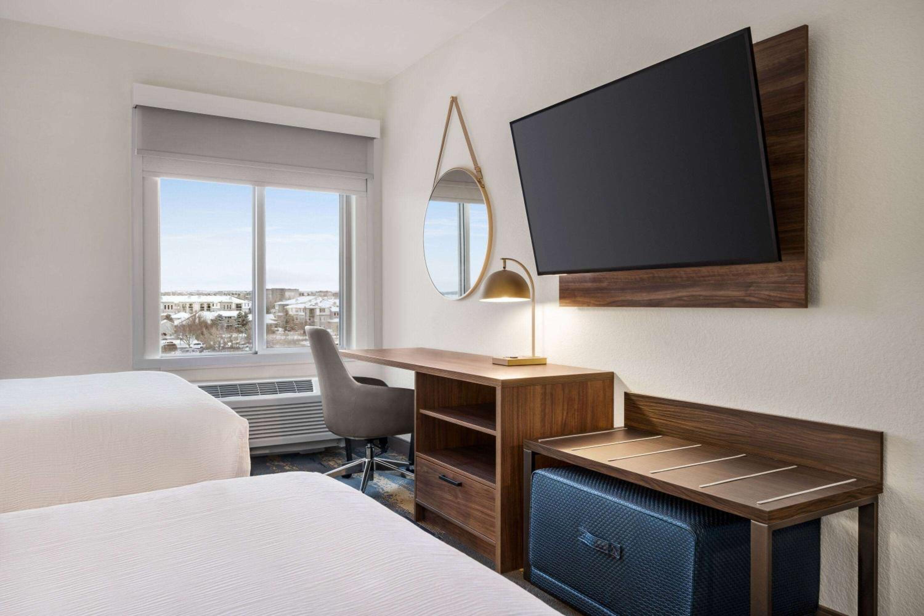 Queen Room with Two Queen Beds - Non-Smoking - Photo 7