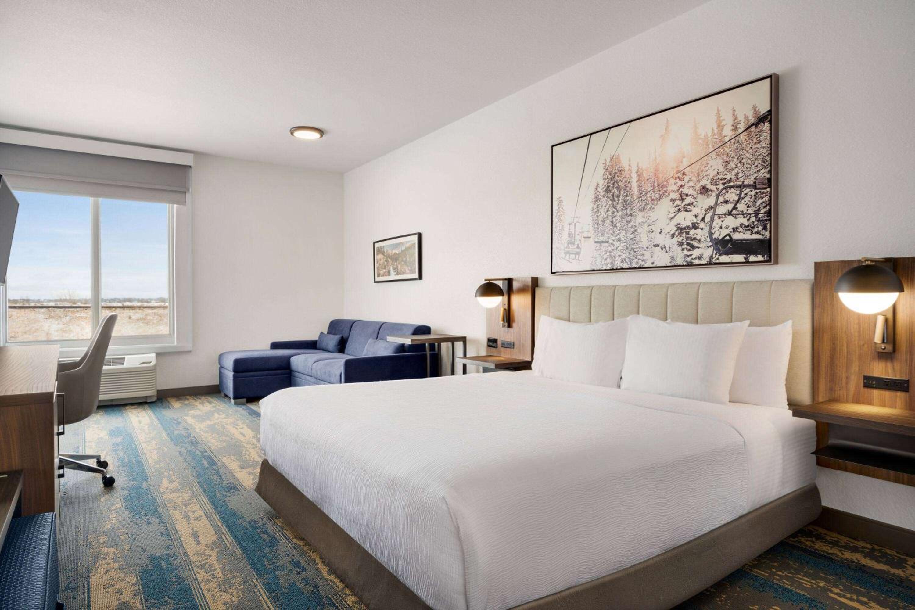 1 King Bed, Deluxe Mobility Accessible Suite, Bathtub w/ Grab Bars, Non-Smoking - Photo 8