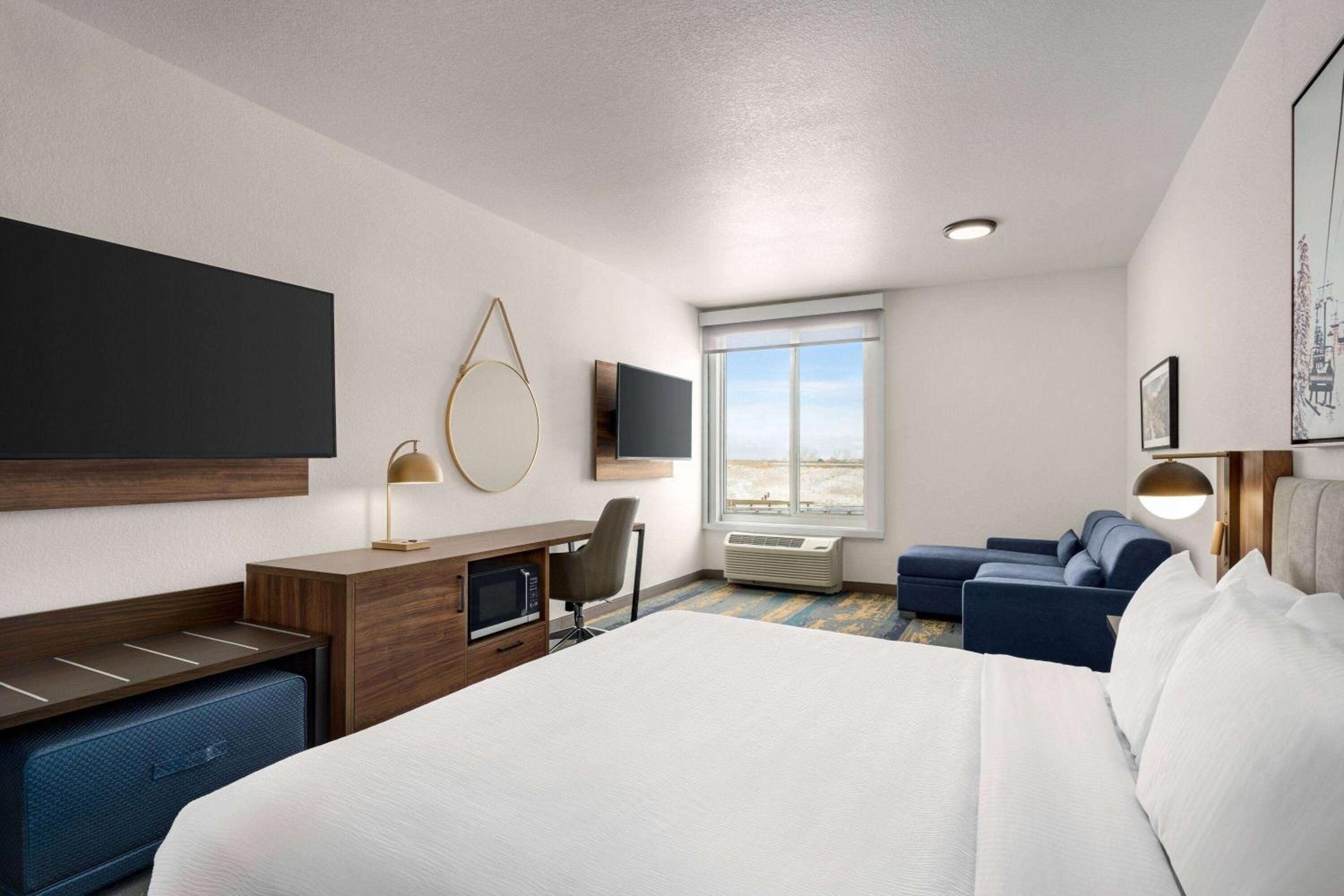 1 King Bed, Deluxe Mobility Accessible Suite, Bathtub w/ Grab Bars, Non-Smoking - Photo 9
