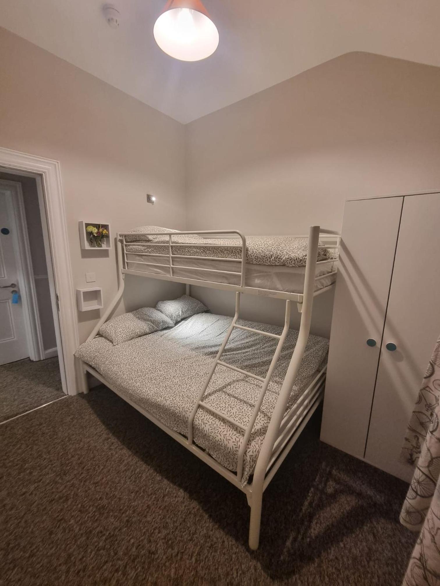 Economy Twin Room photo 3