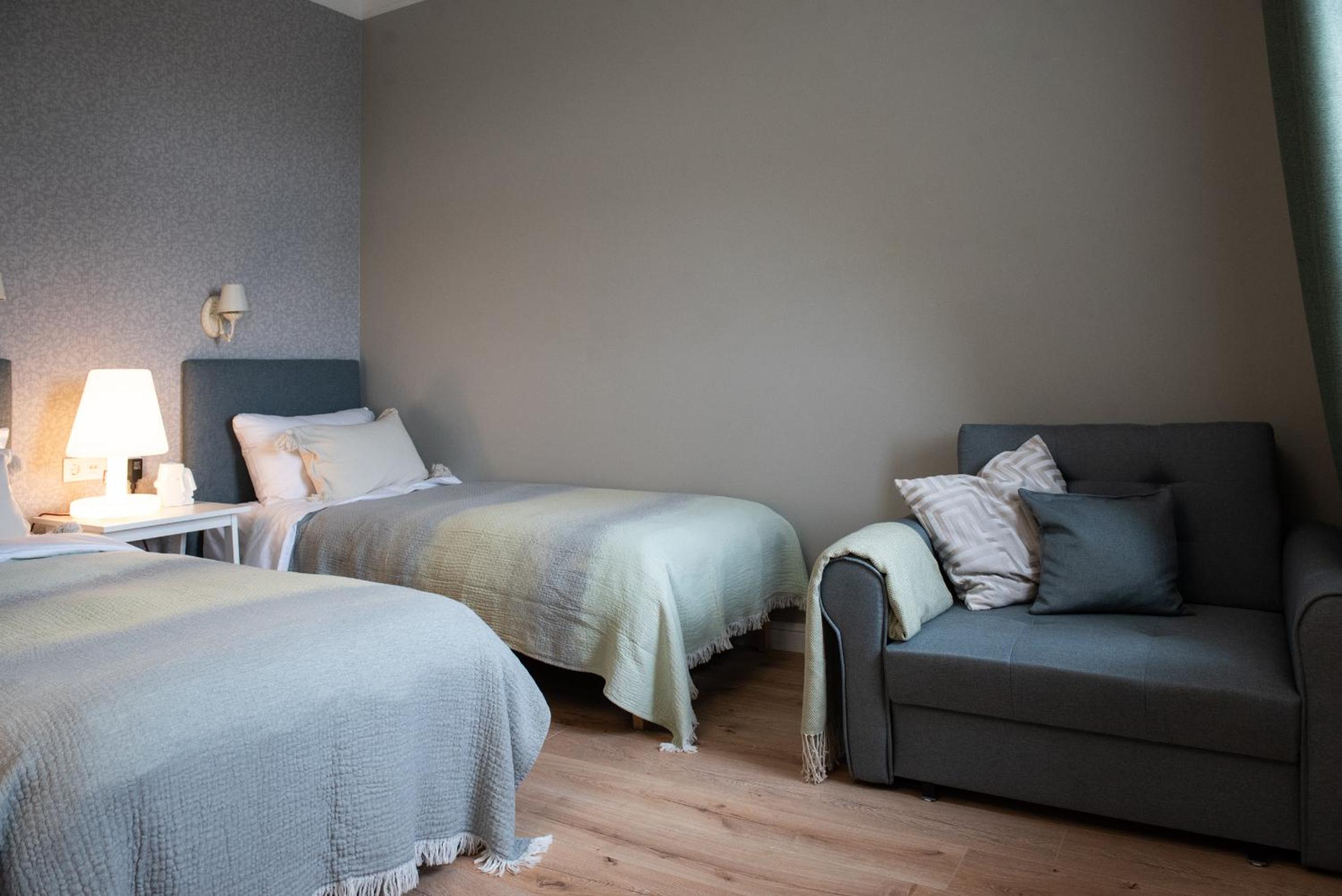 Large Twin Room - Photo 4