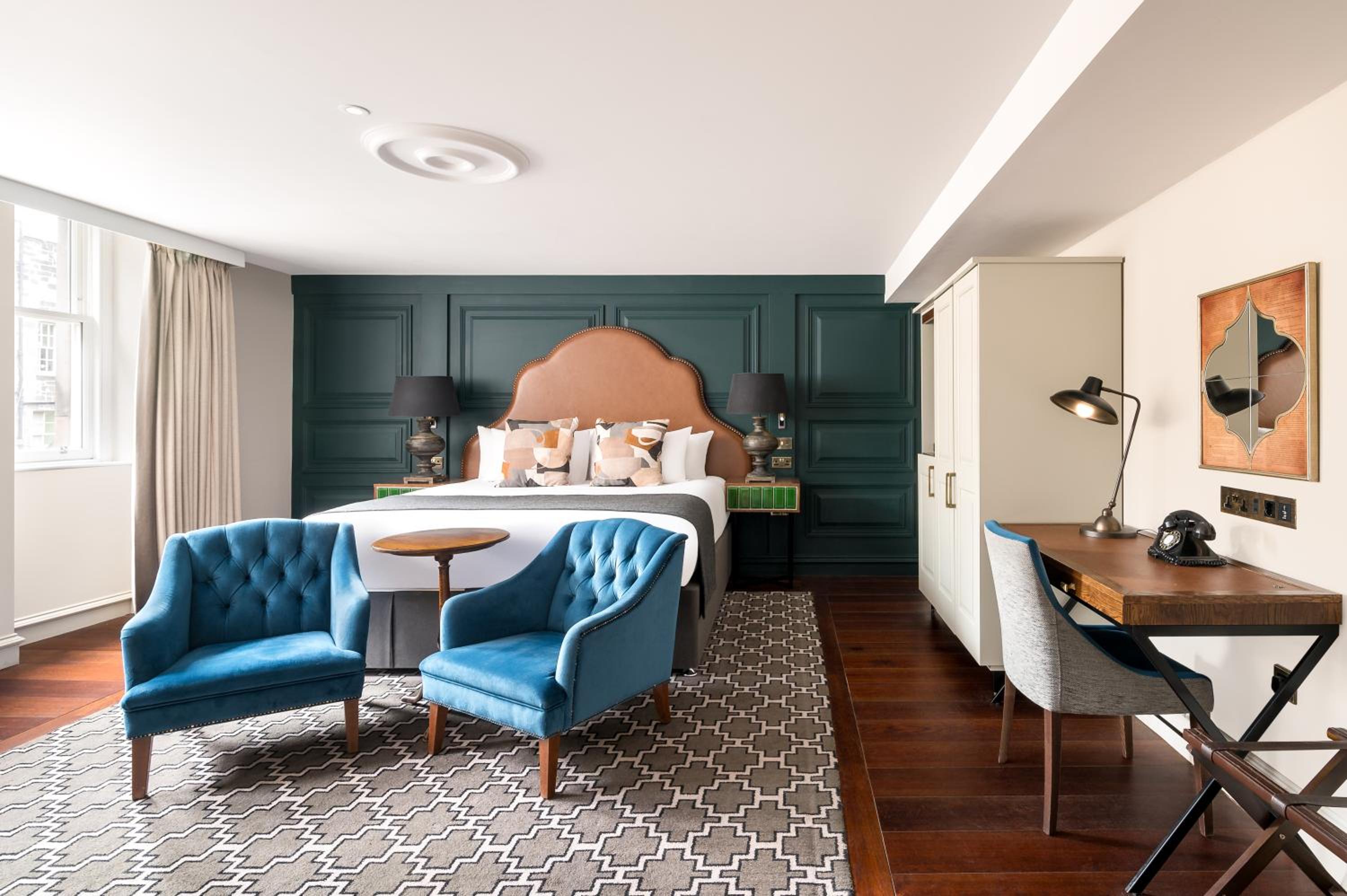 Premium King Room - Photo 7