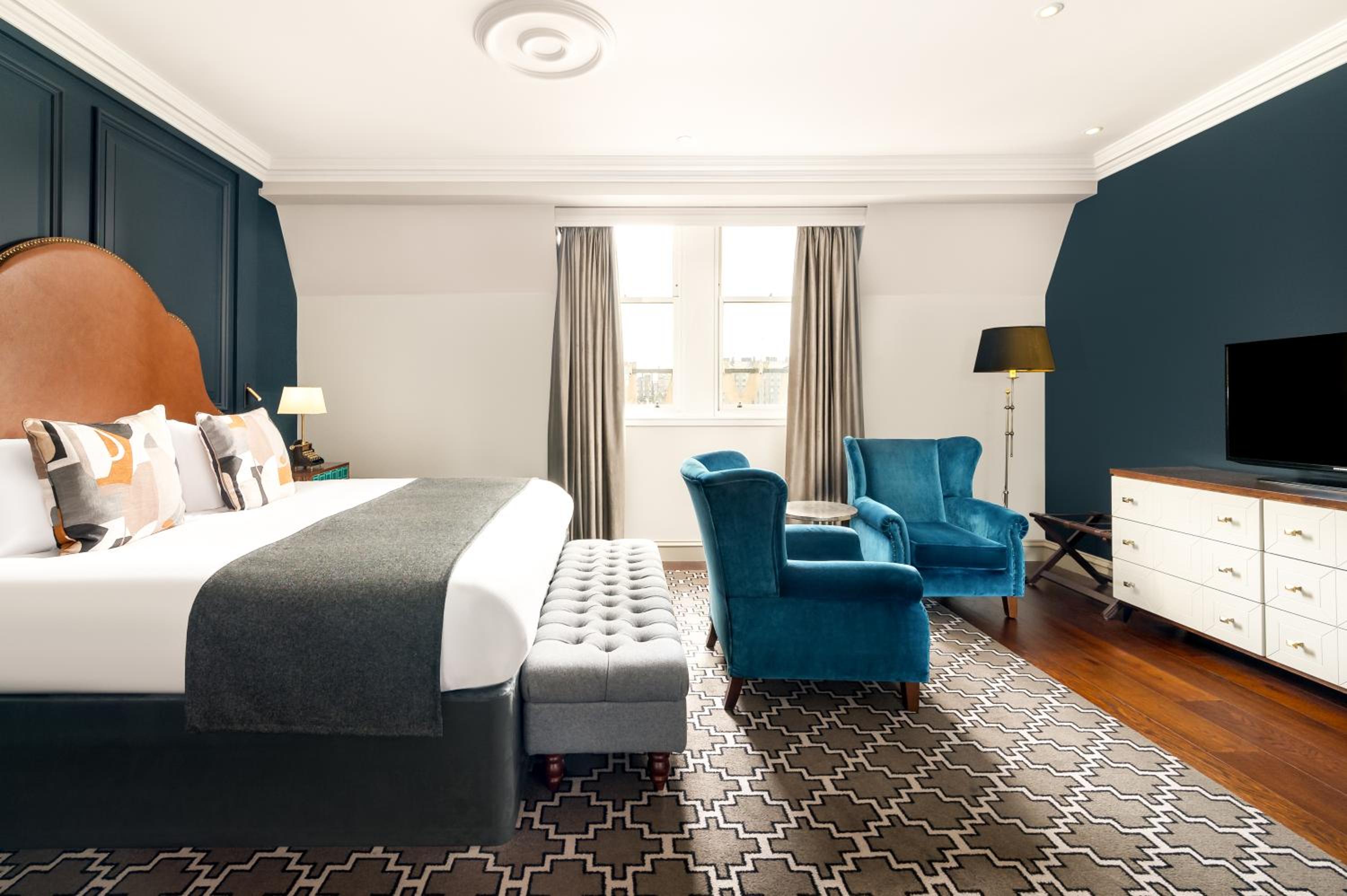 King Suite with City View - Photo 13