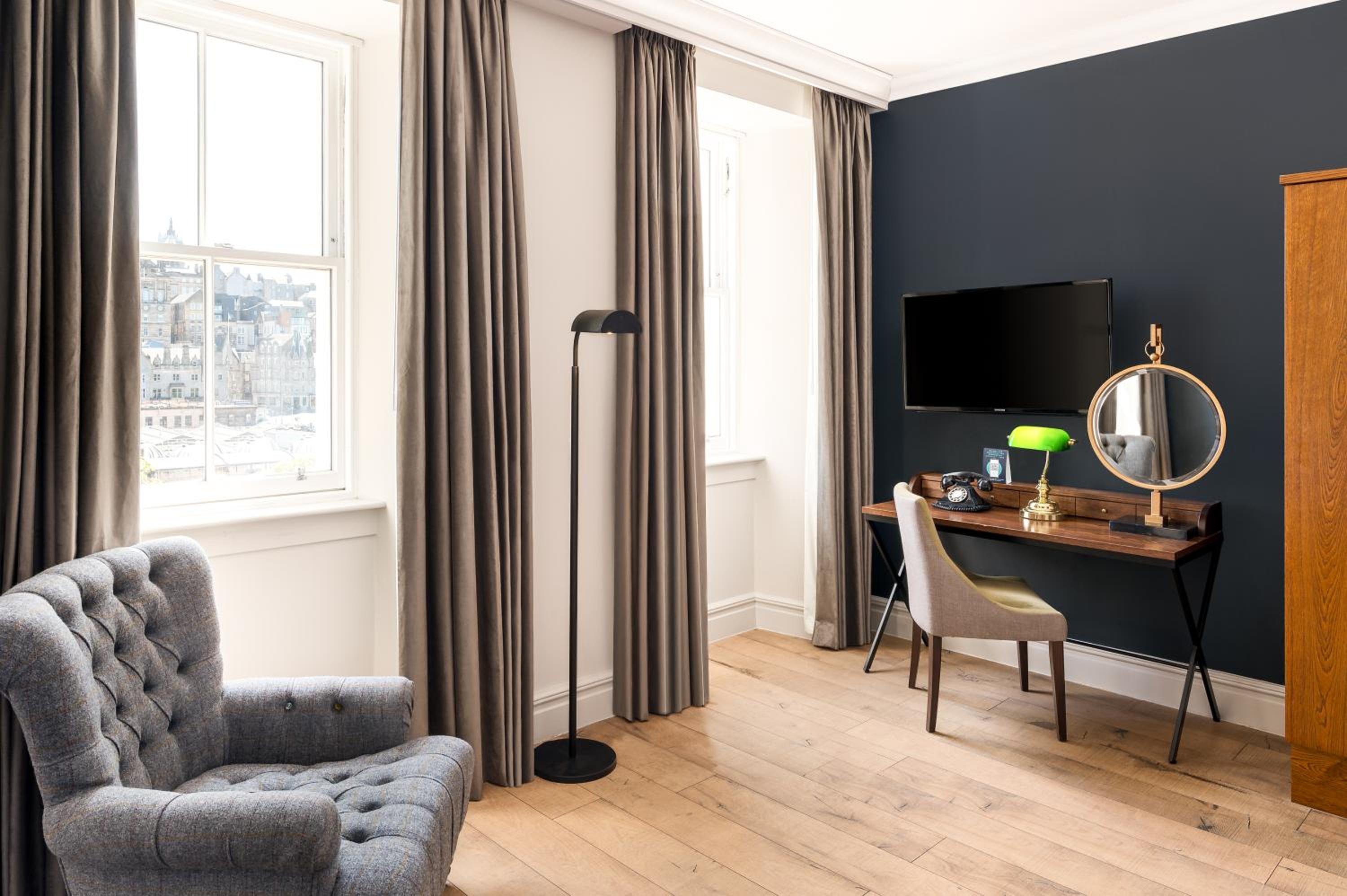 Queen Suite with City View - Photo 5
