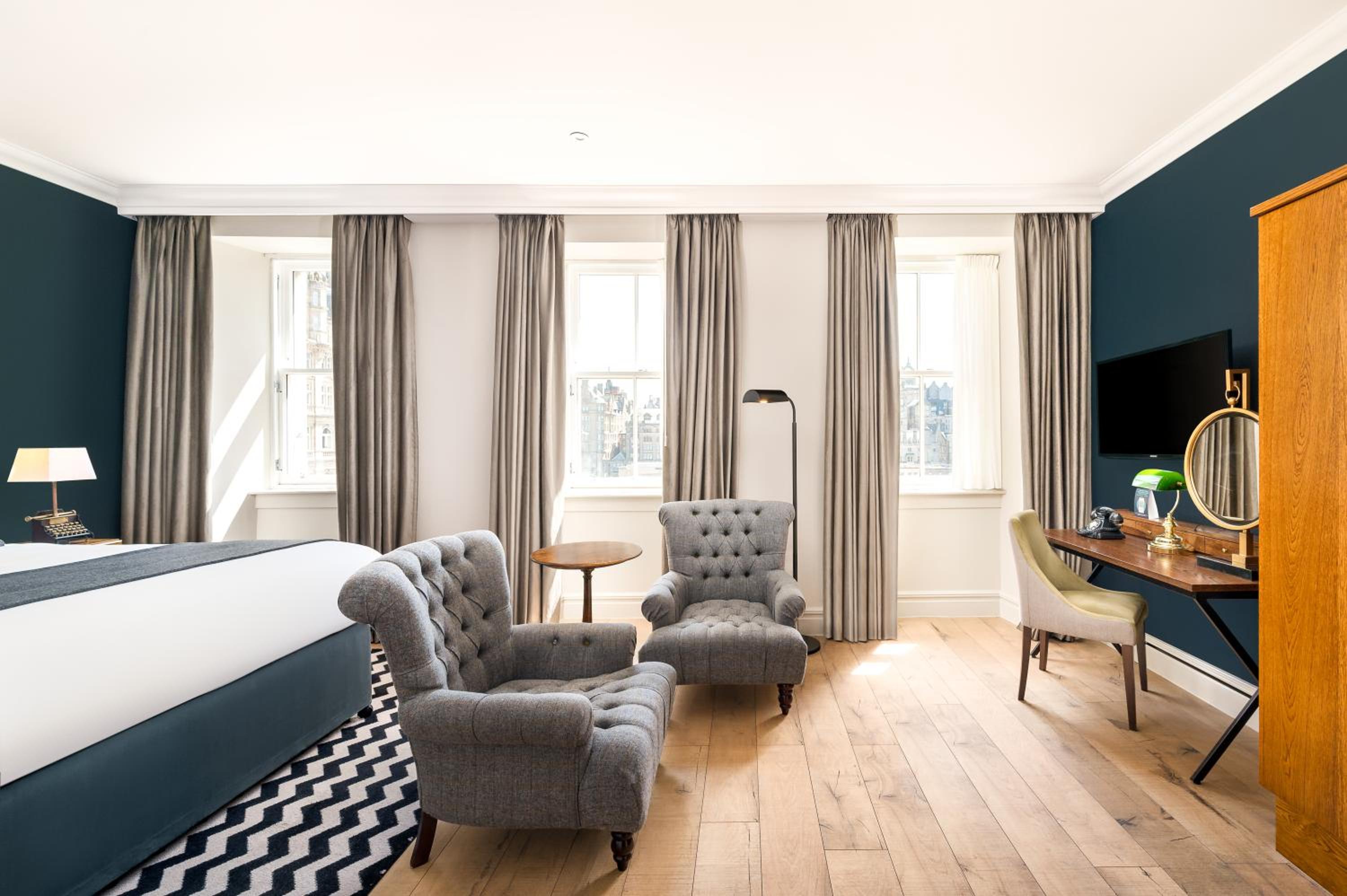 Queen Suite with City View - Photo 2