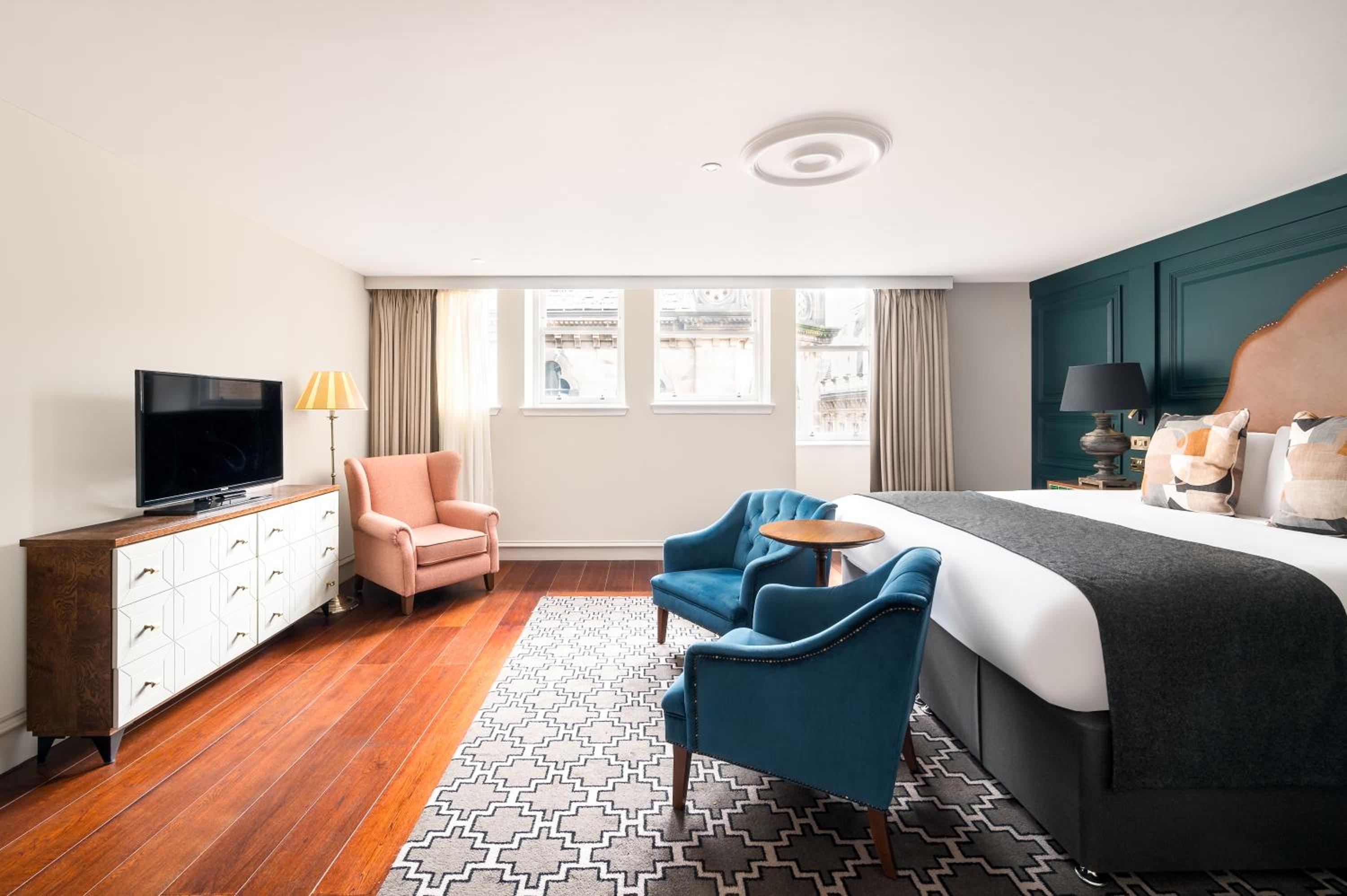 Premium King Room - Photo 2