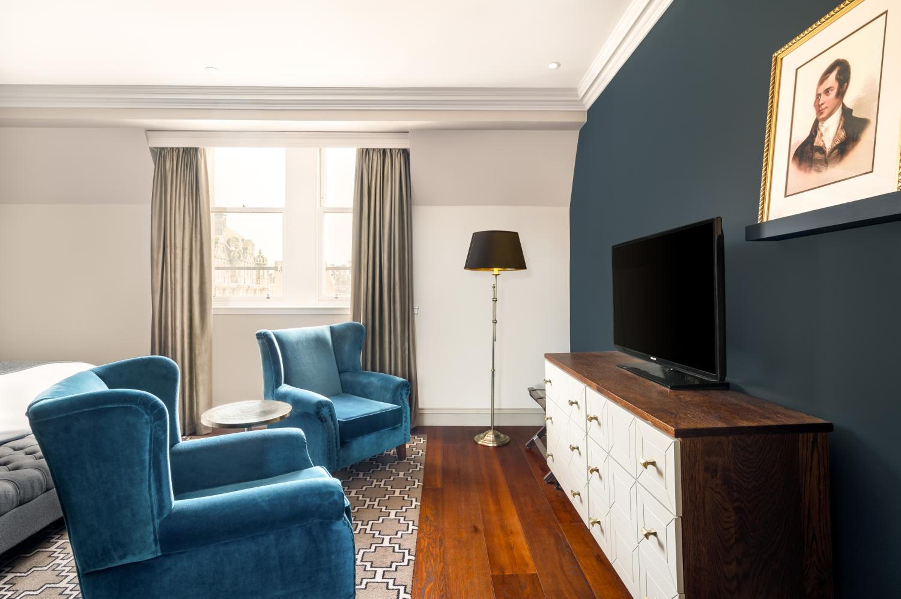 King Suite with City View - Photo 12