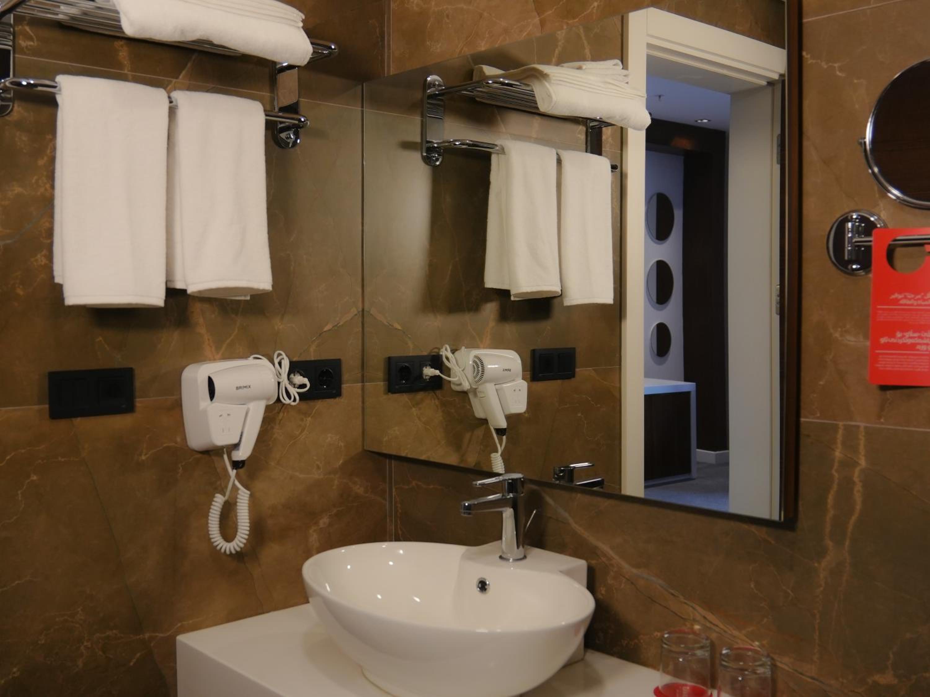 Twin Room - Photo 3