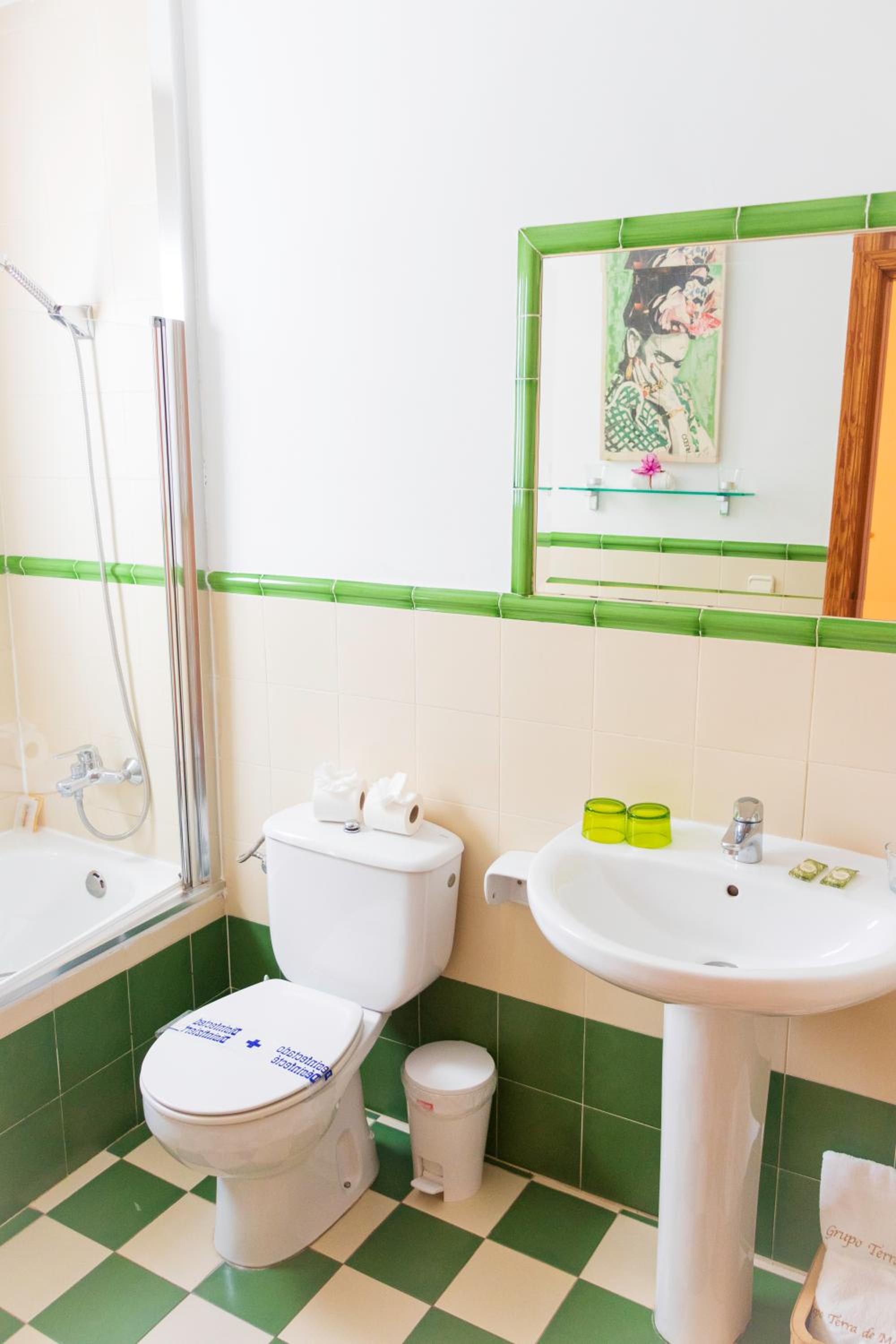 Double Room with Private Bathroom - Photo 52
