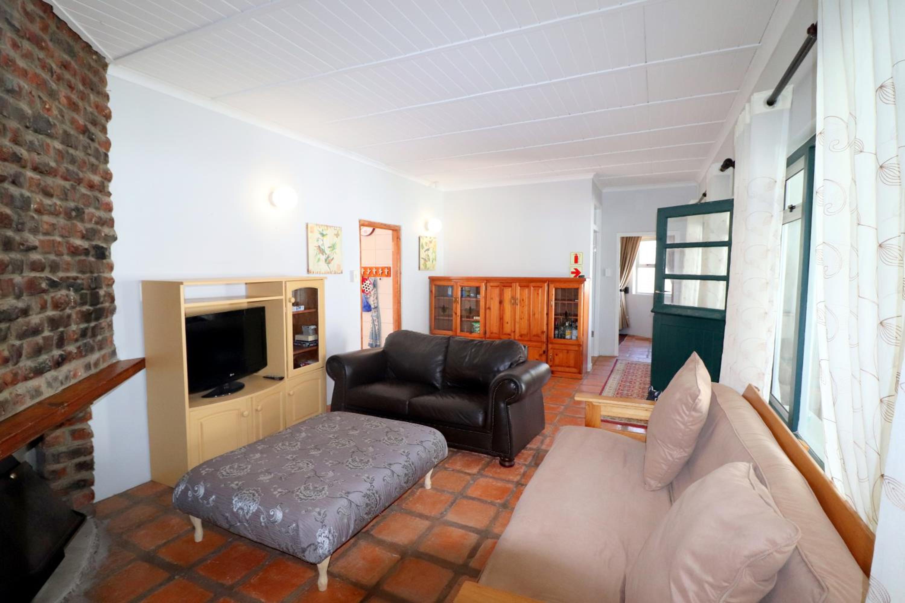 Three-Bedroom House photo 3
