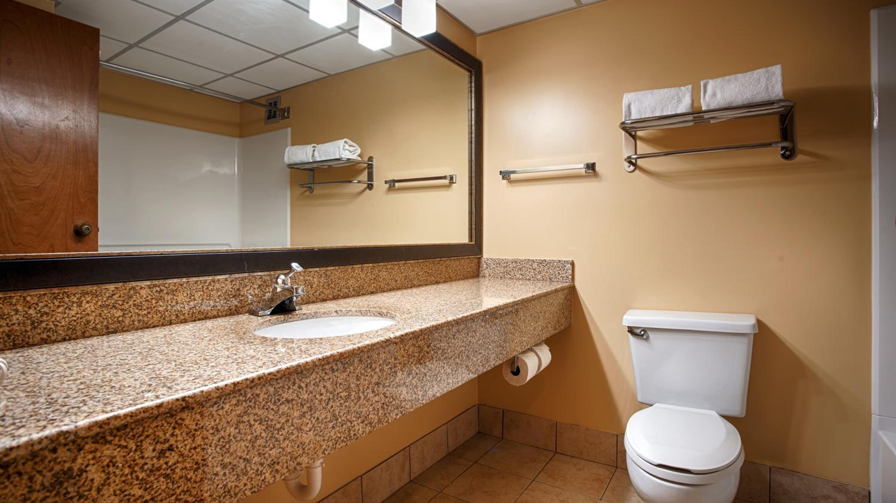 King Room with Bath Tub - Mobility Accessible/Non-Smoking - Photo 3