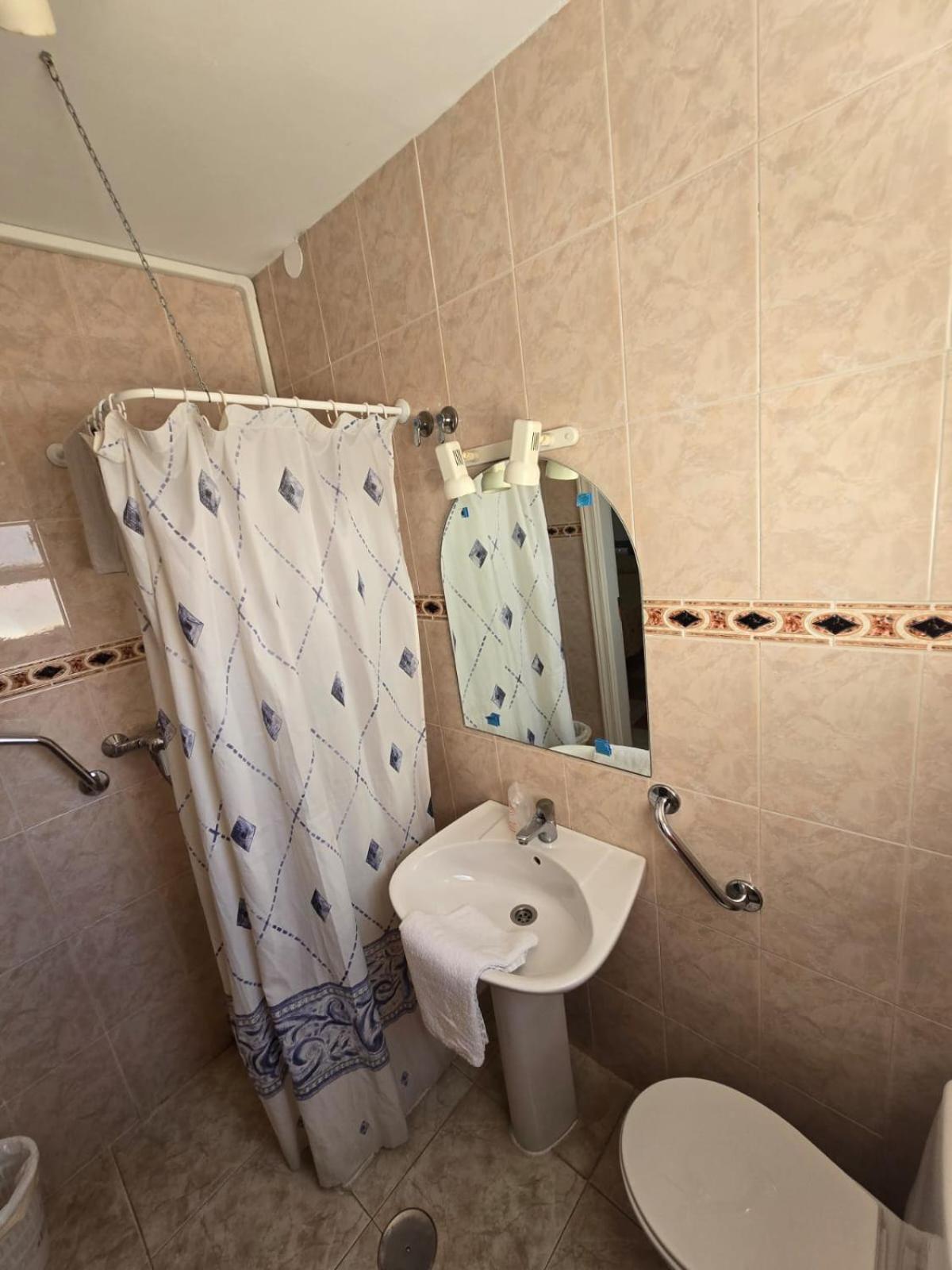 Double or Twin Room - Photo 9