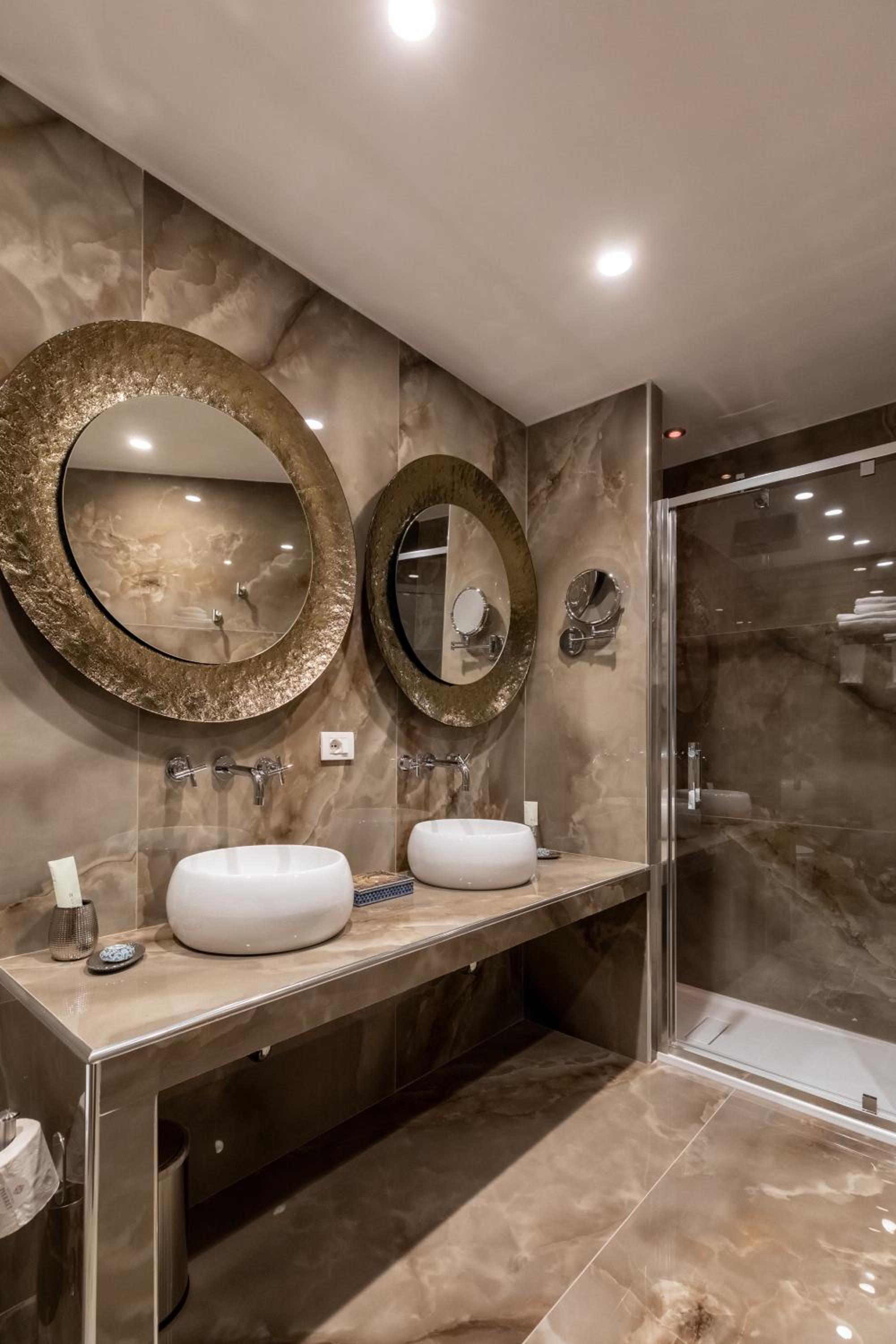 King Suite with Balcony photo 2