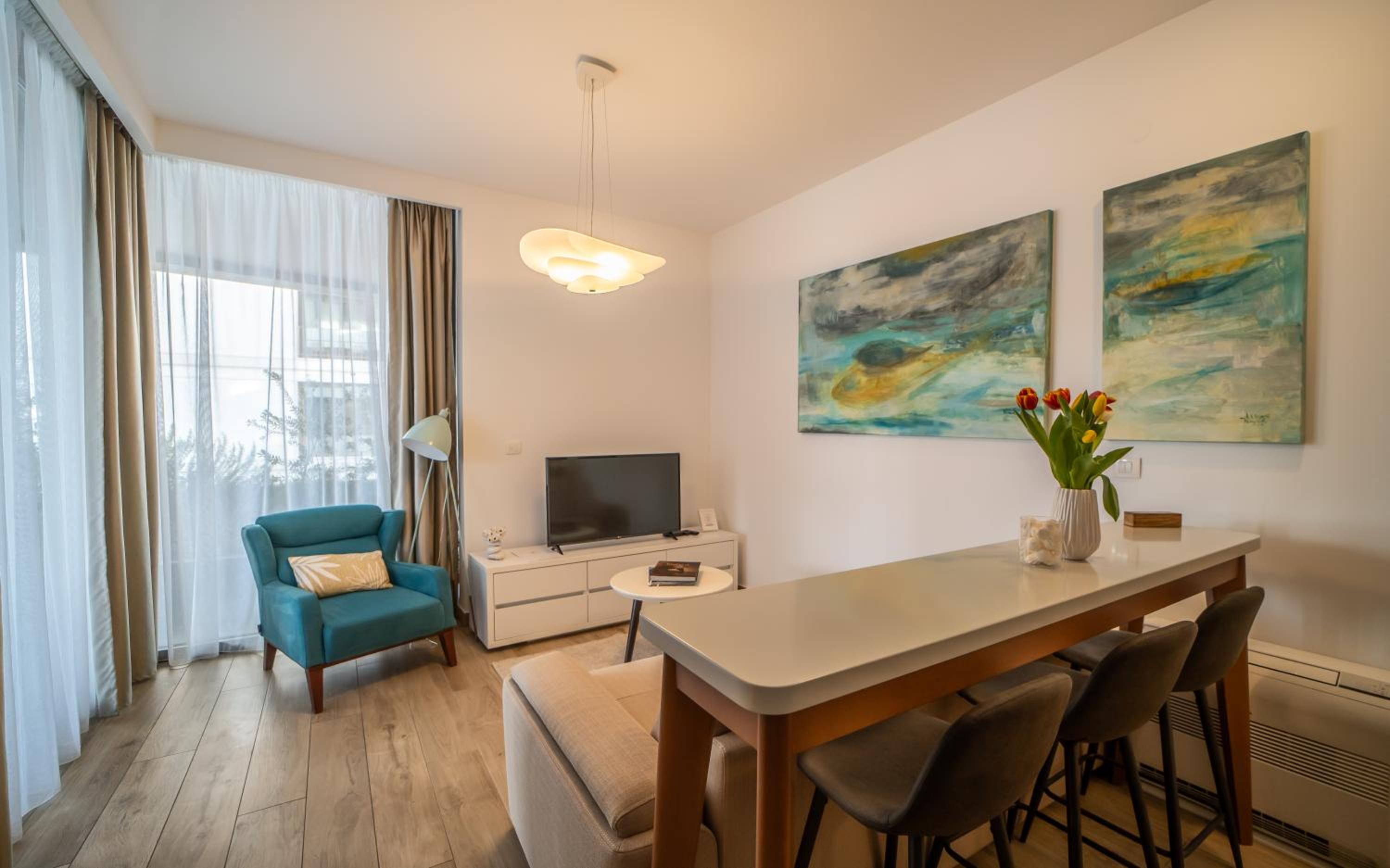 Apartment with Side Sea View - Photo 1