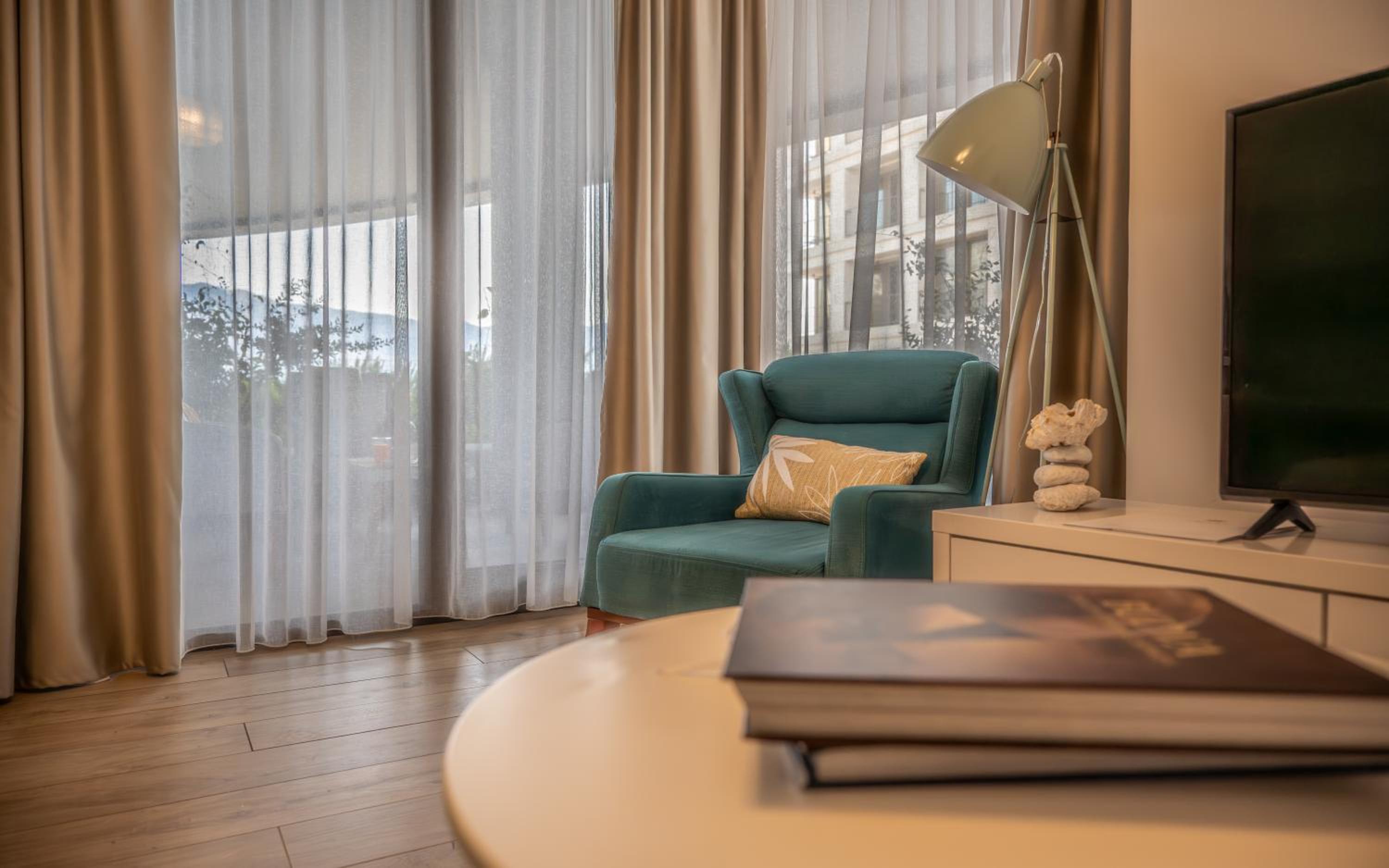 Apartment with Side Sea View - Photo 3