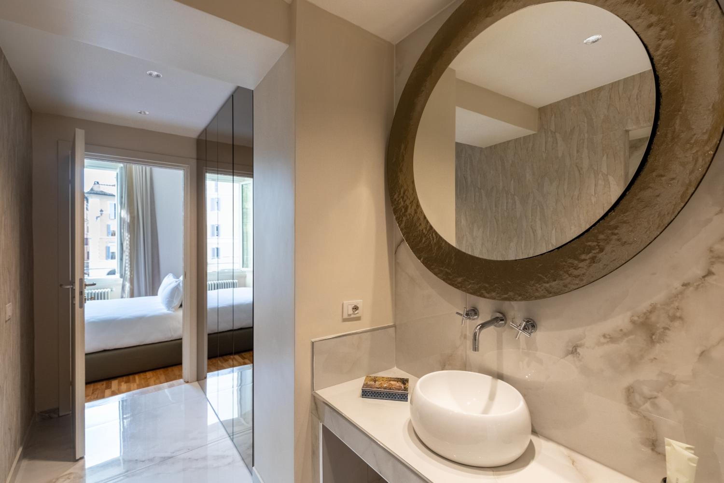 King Suite with Balcony photo 3
