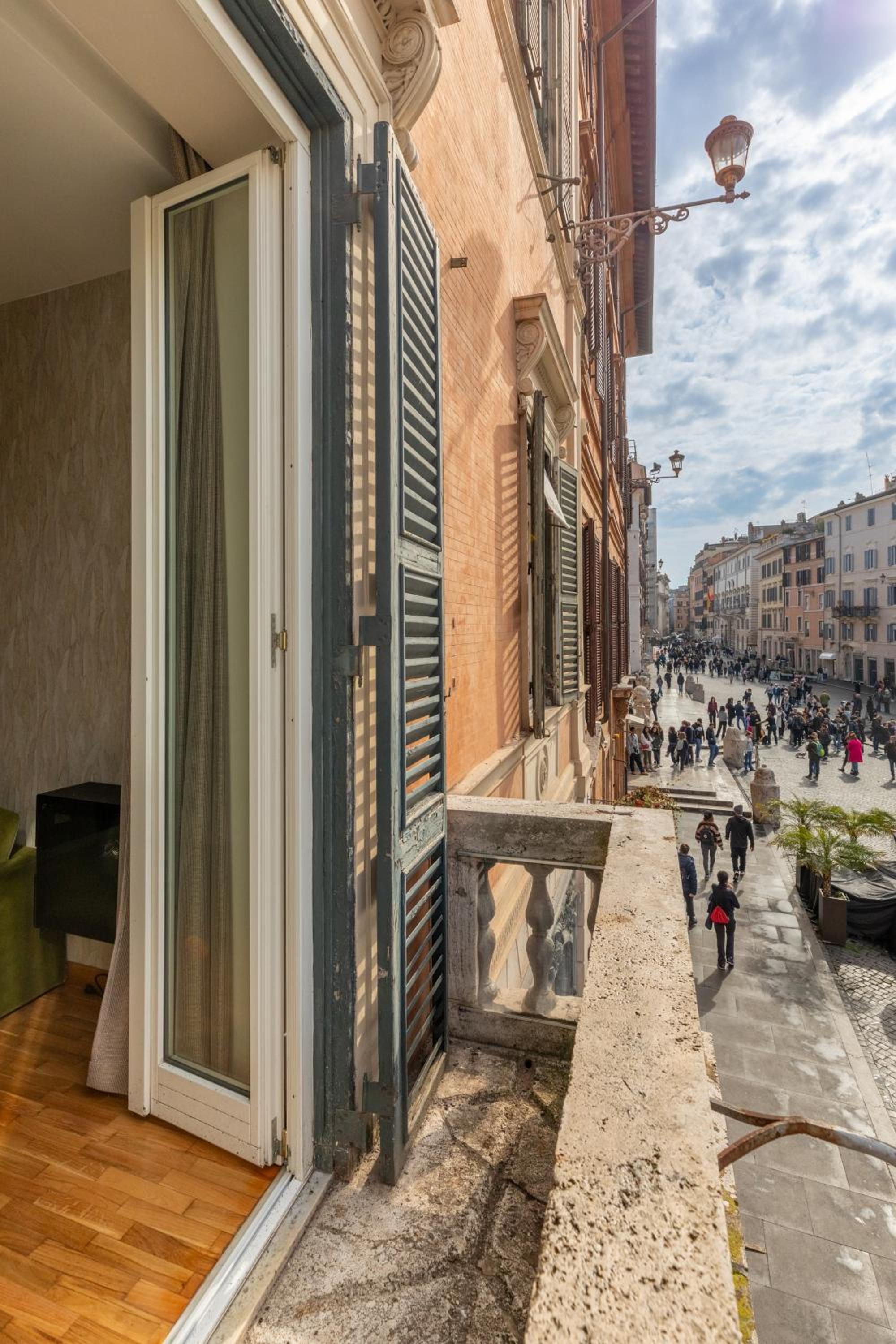 King Suite with Balcony photo 3