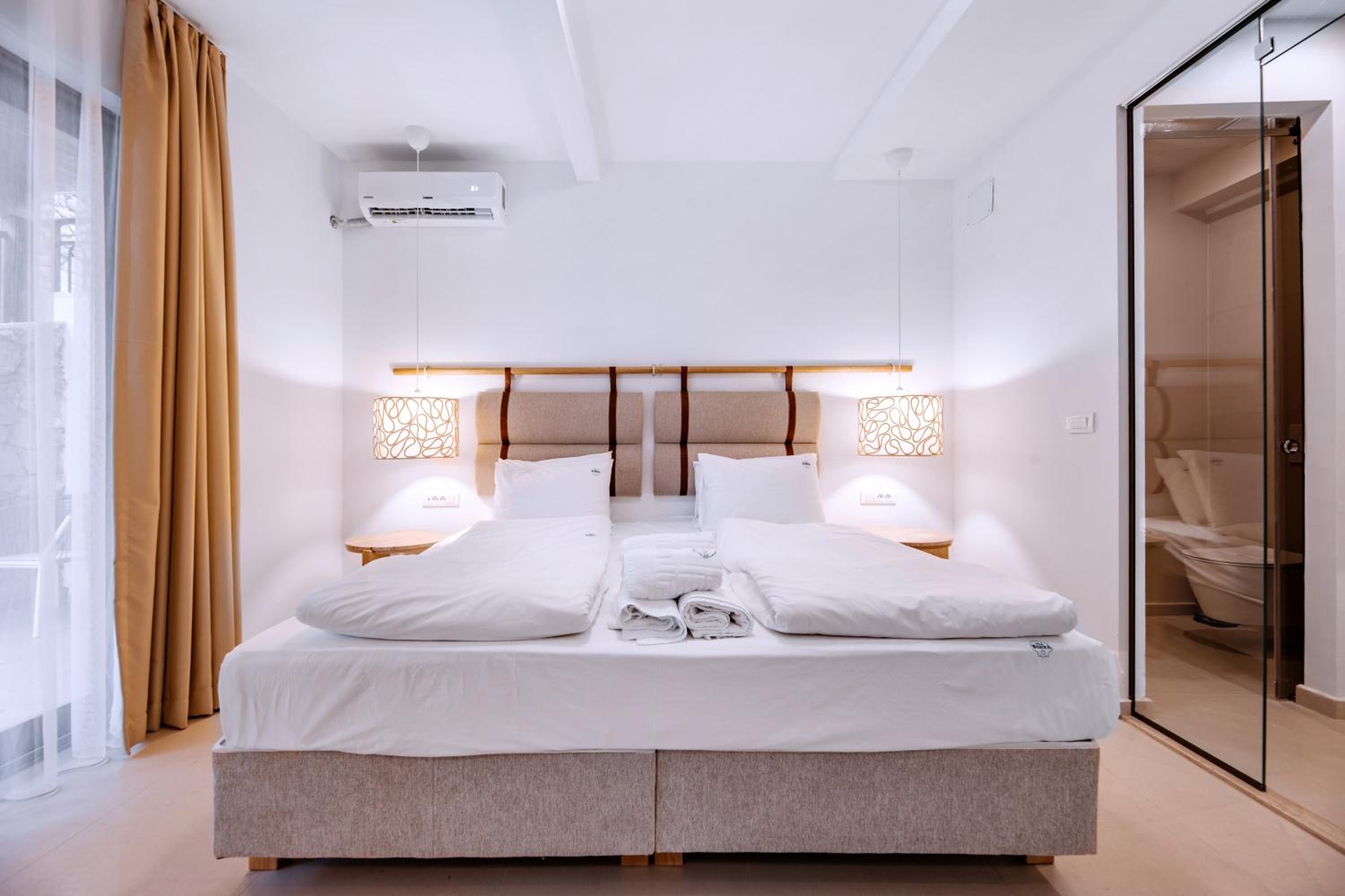 Double Room with side Lake View  - Photo 8