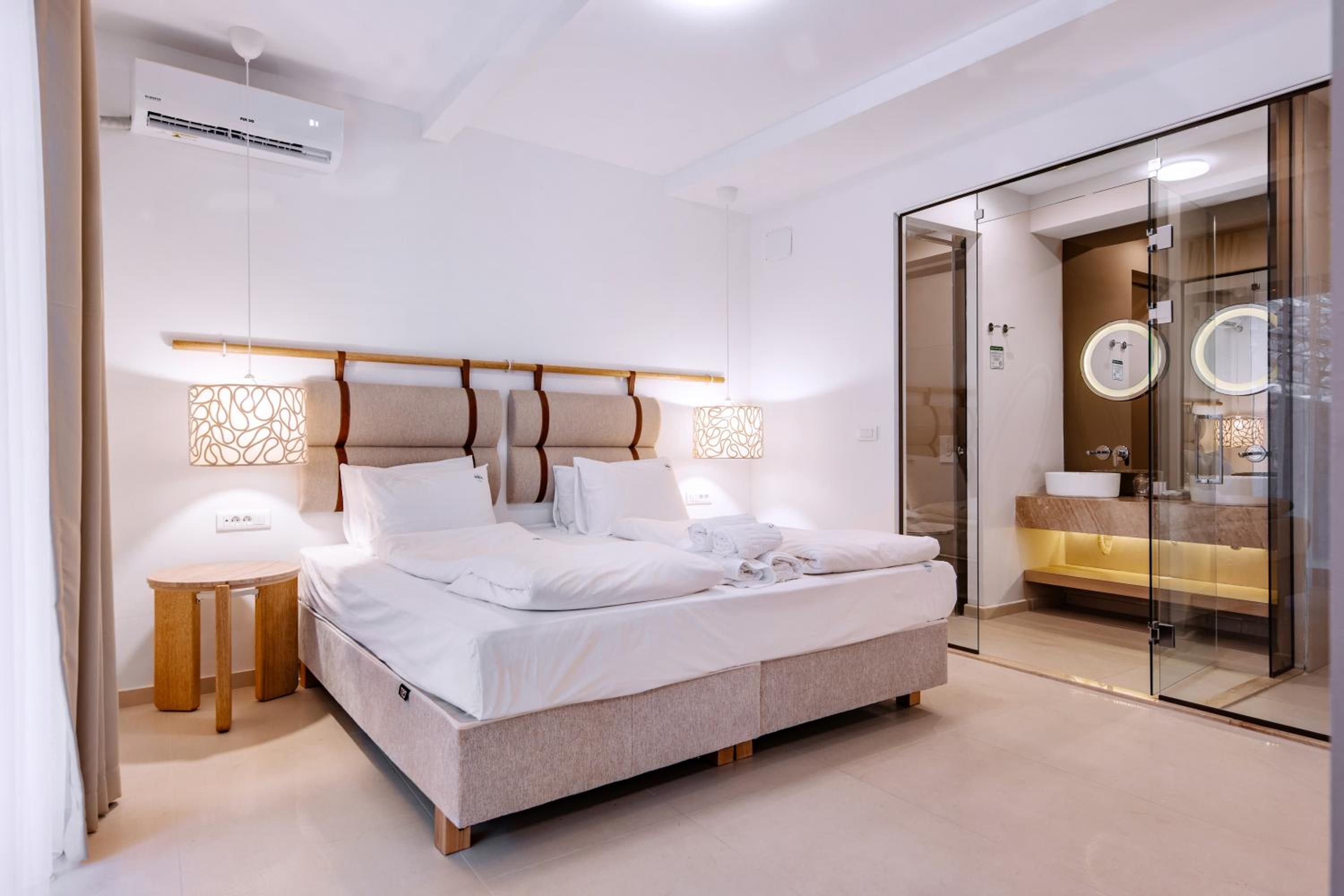 Double Room with side Lake View  - Photo 2