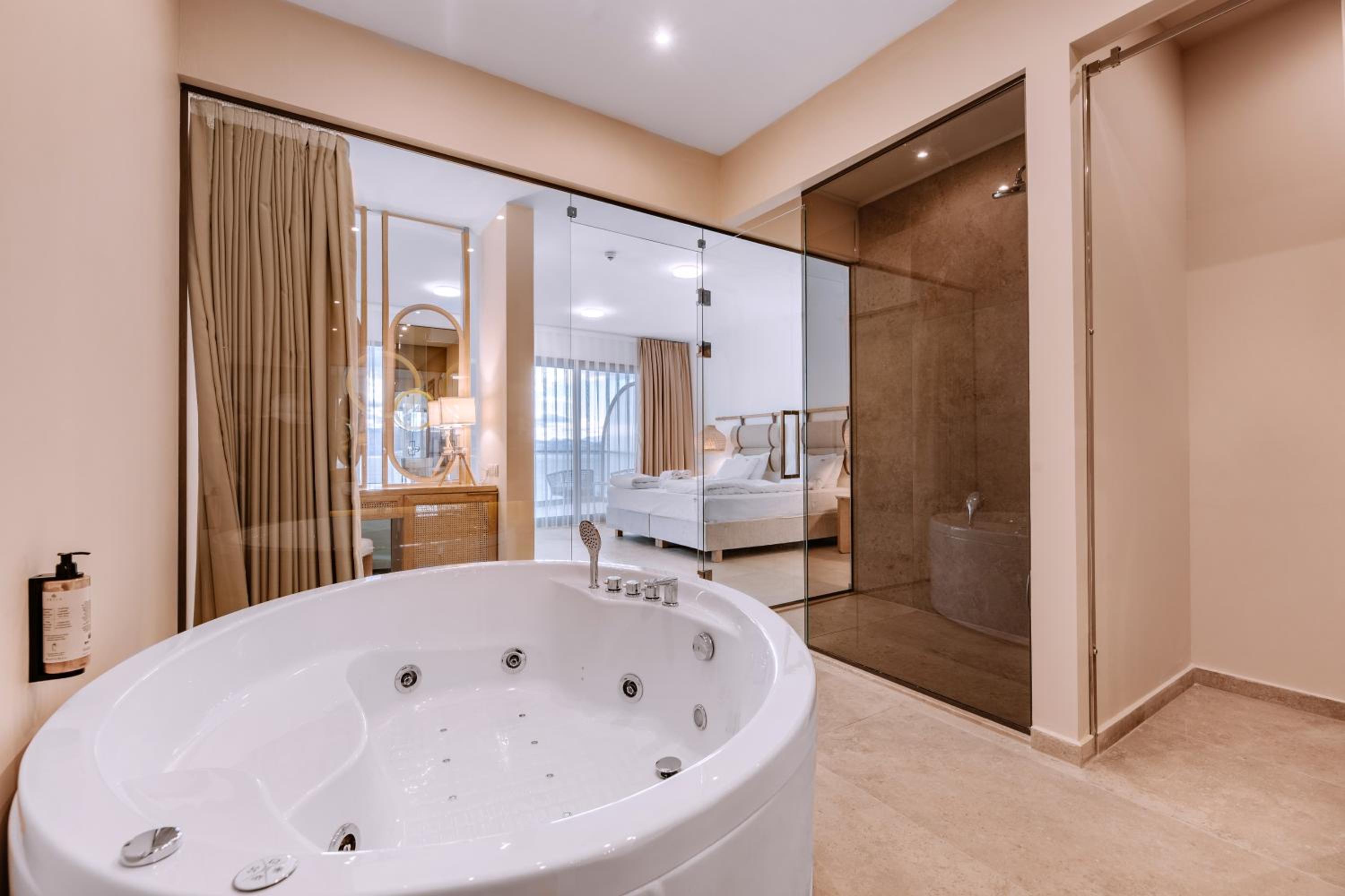 Deluxe Suite with Grand Lake and Pool view - Photo 2