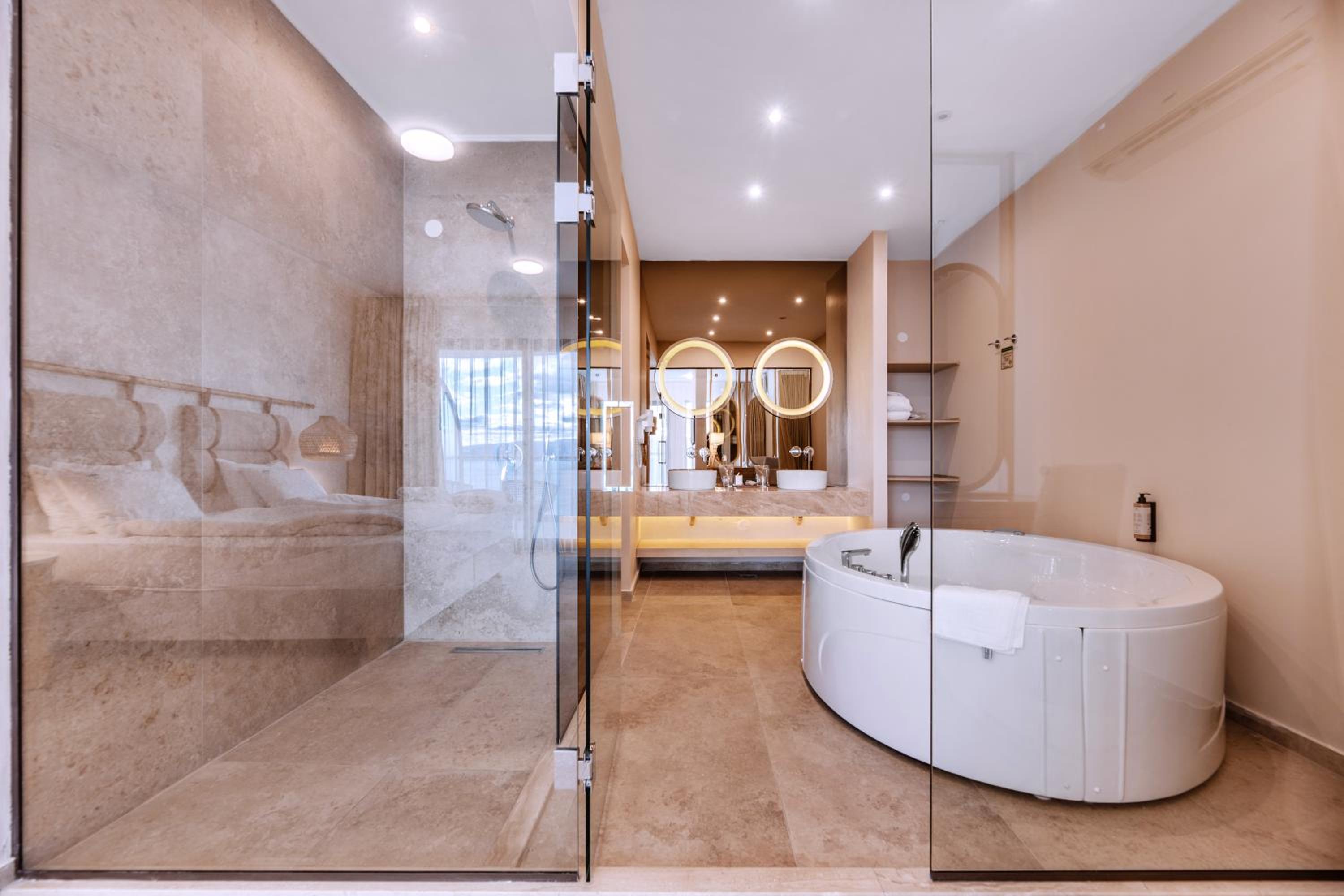Deluxe Suite with Grand Lake and Pool view - Photo 4